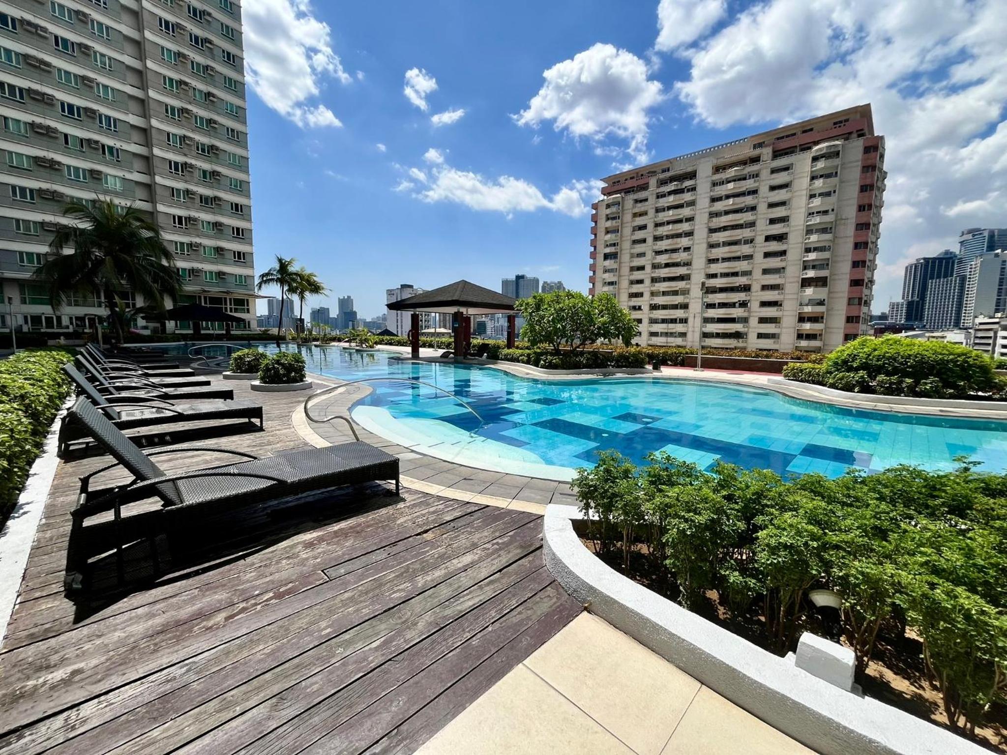 Modern 2BR in Central Makati! Netflix Wi-Fi Pool view 2