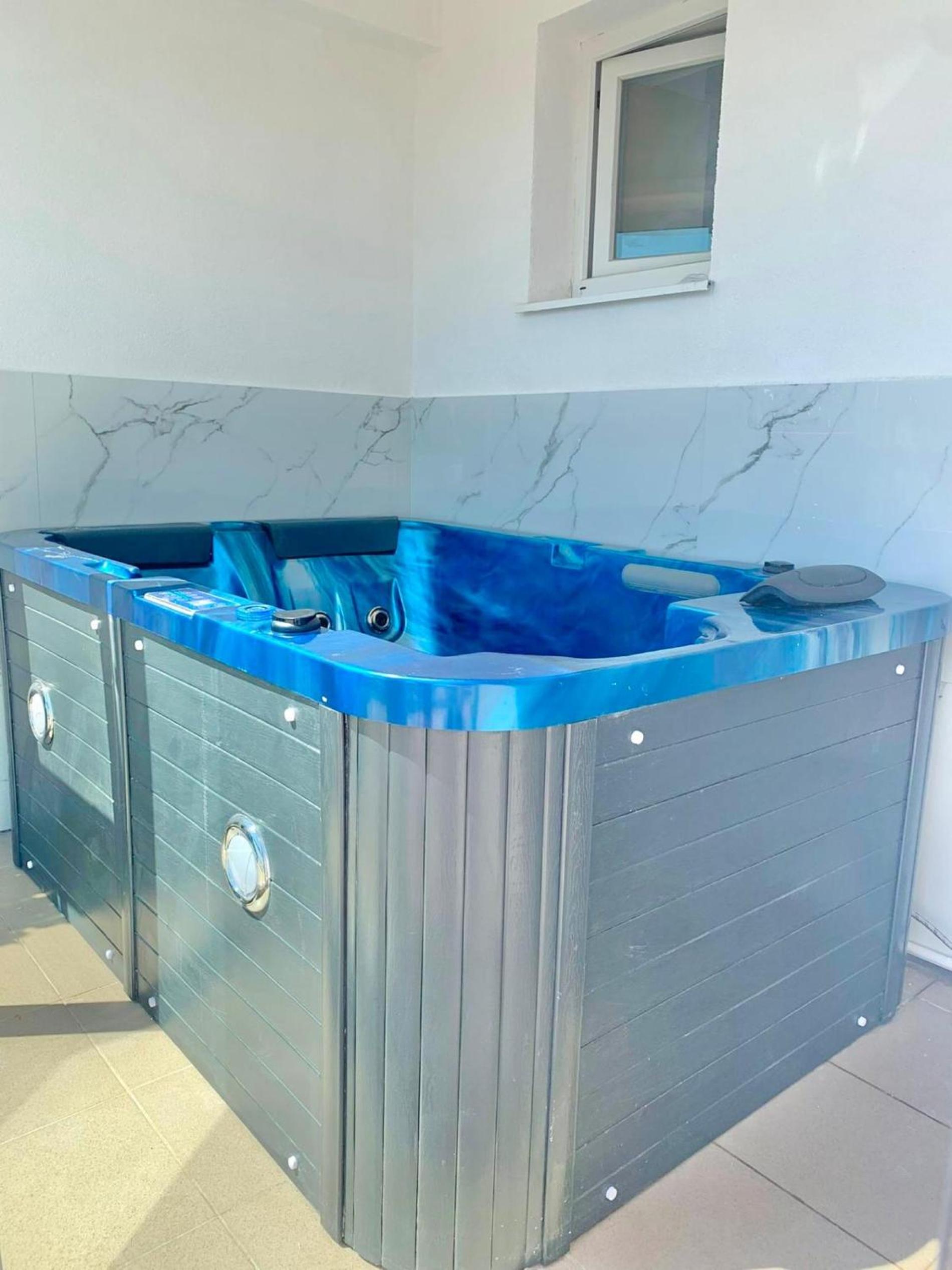 SUMMERLAND Sea View Penthouse & Jacuzzi