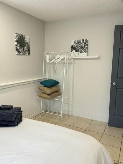Sandbanks Cottage on Sheba's Island - 5 min drive, pet friendly
