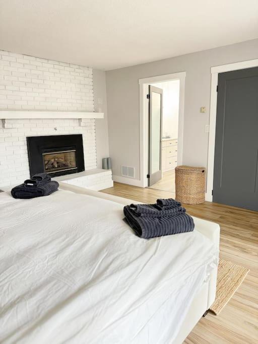 Sandbanks Cottage on Sheba's Island - 5 min drive, pet friendly