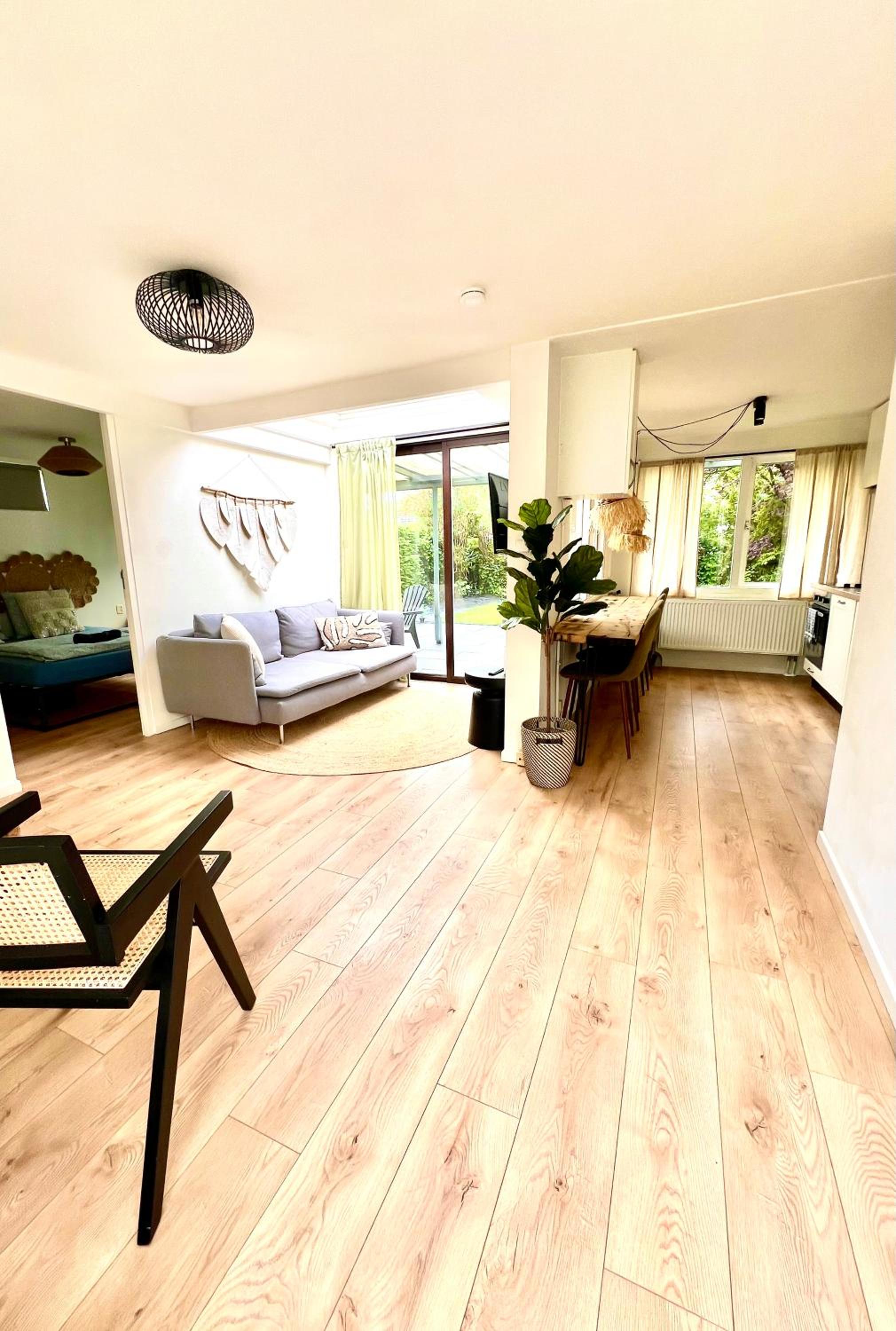 Cozy family chalet with spacious garden in the nature between Amsterdam Haarlem and Schiphol Airport view 4