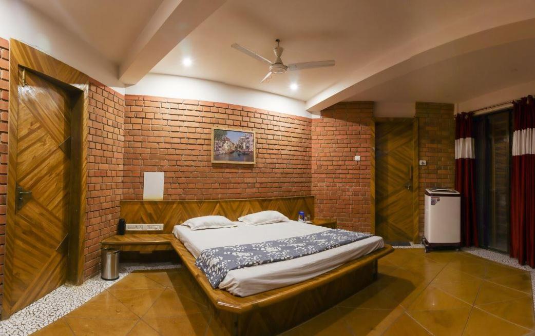 White Triangle by Joy Suites view 2