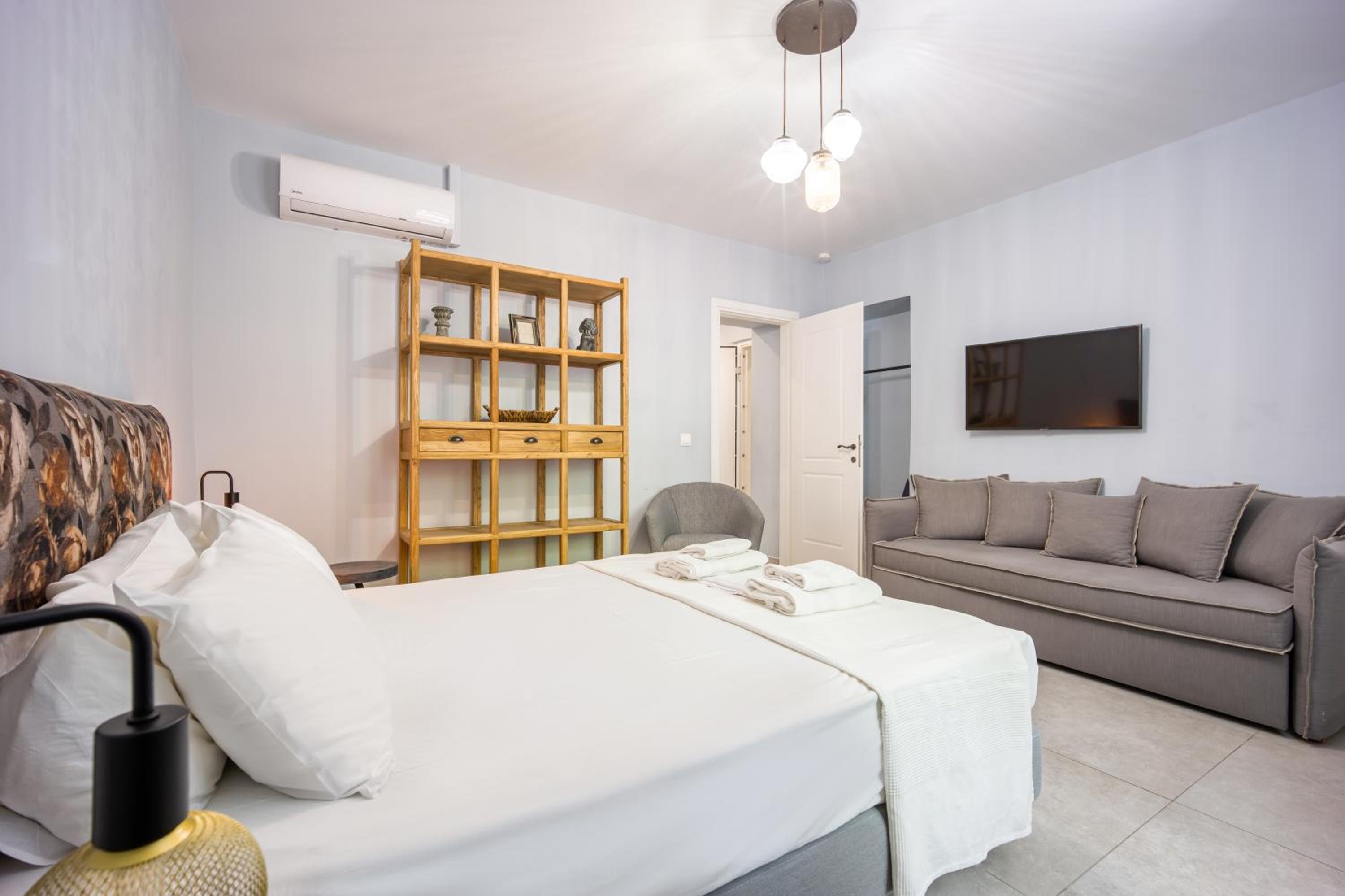 Bentzi...Boutique Apartment in Pangrati, Superior Suite (2) for 4 guests