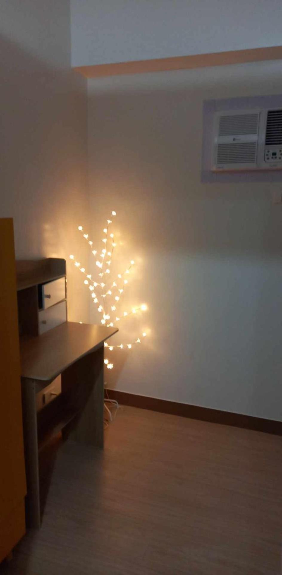 Comfy 1 Bedroom with Netflix & Free Wifi - Trees Residences Condominium