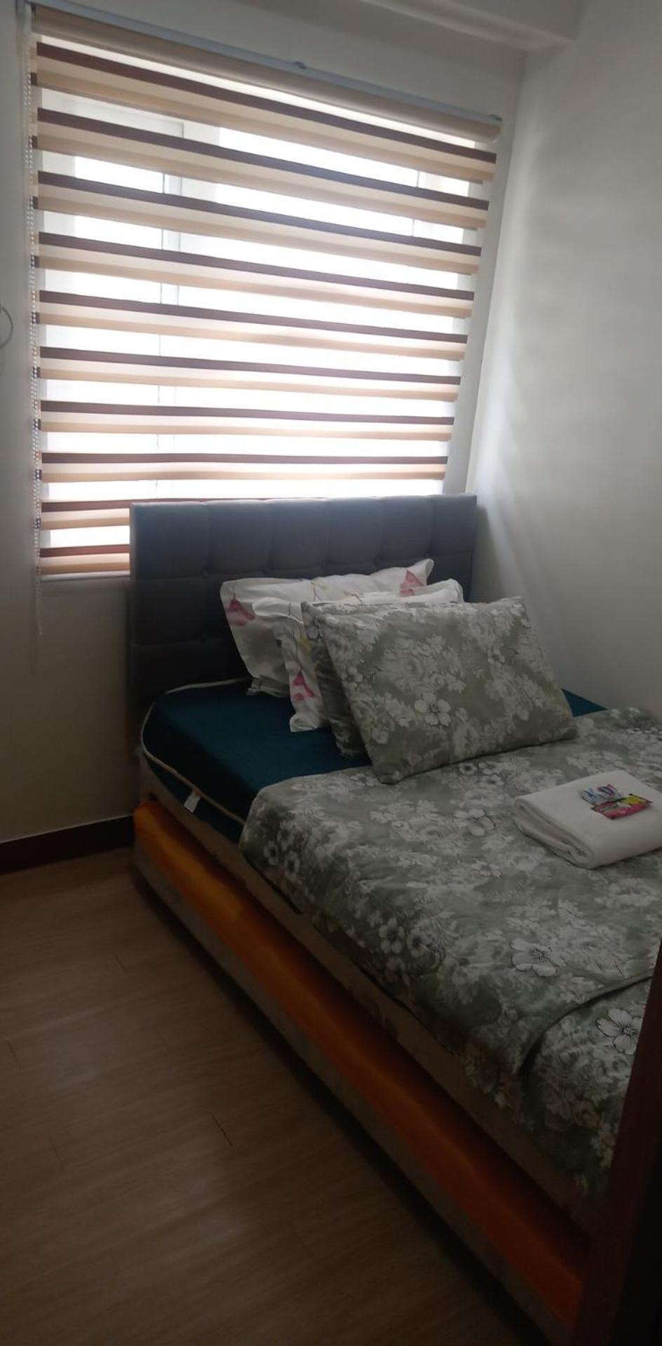 Comfy 1 Bedroom with Netflix & Free Wifi - Trees Residences Condominium