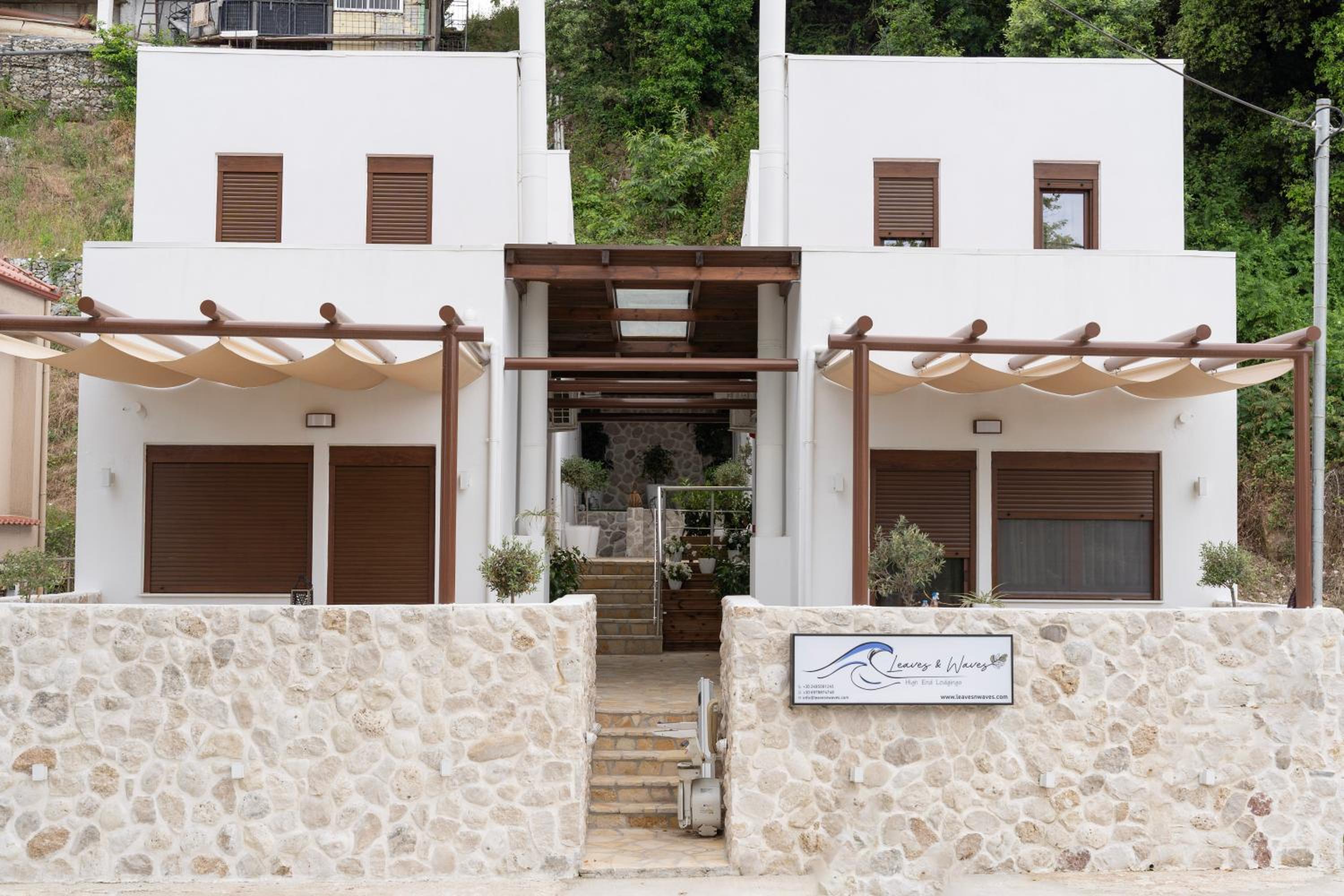 Hotel Leaves & Waves