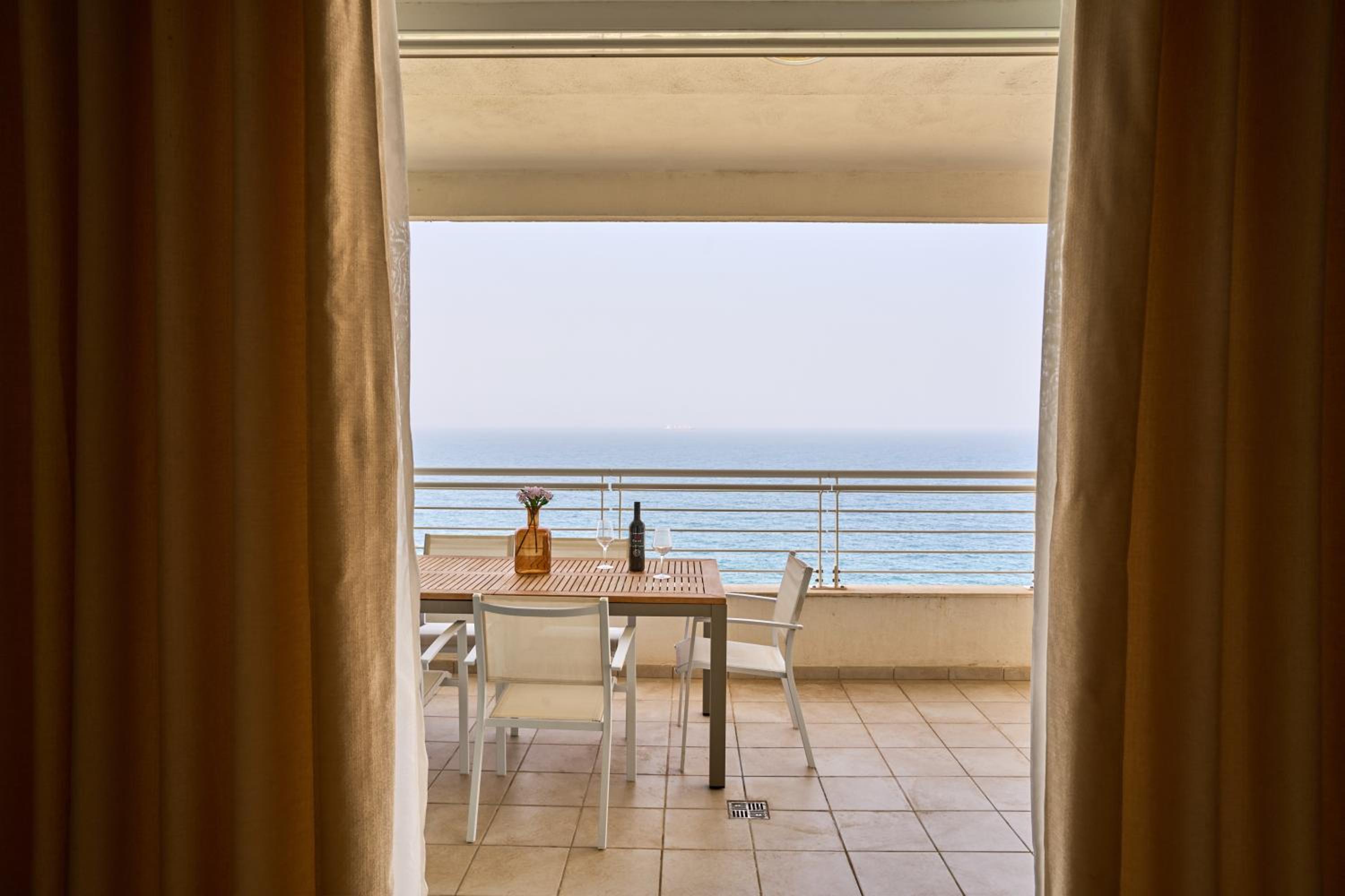 Stunning 3-Bedroom Seaview Retreat in Fort Cambridge