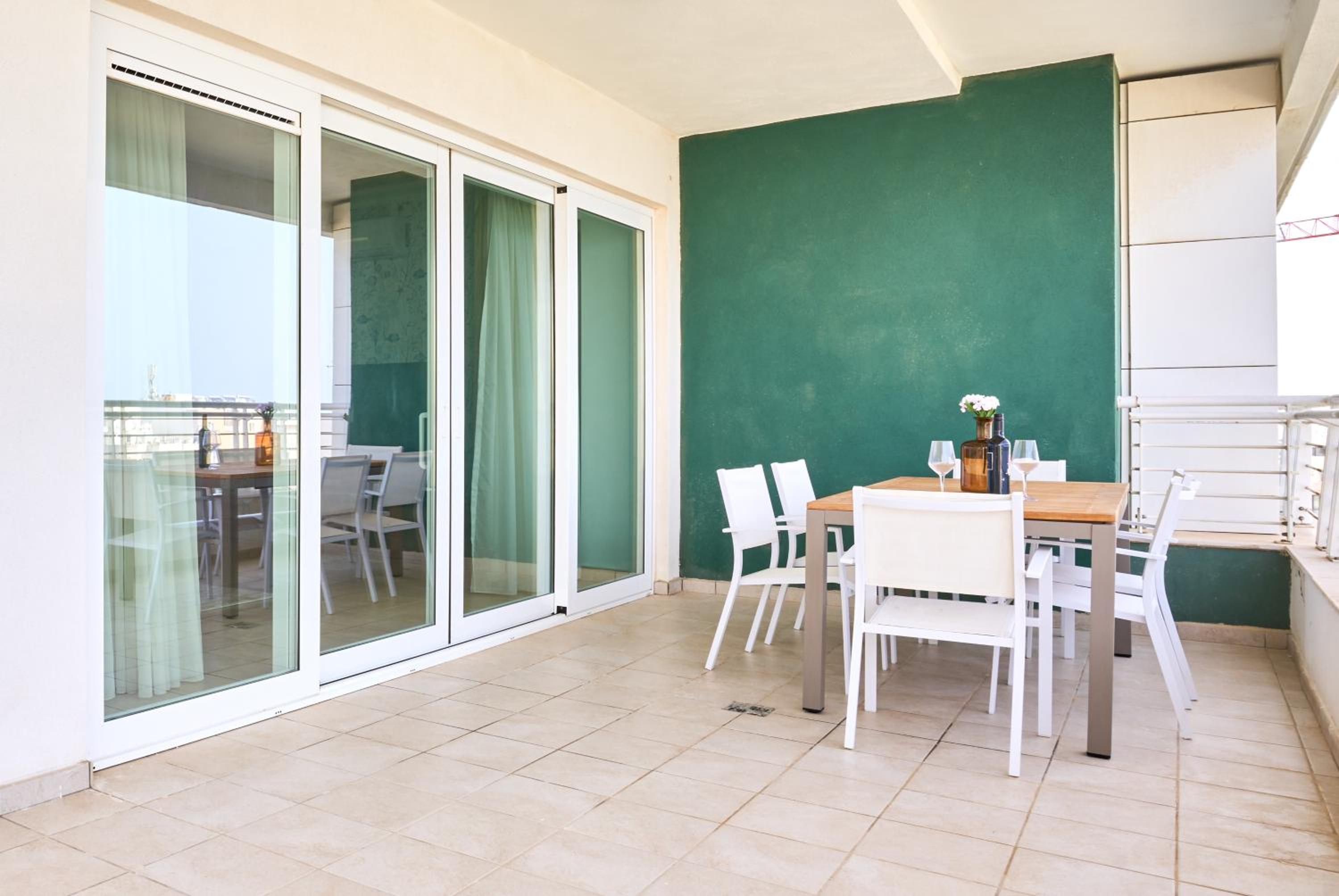 Stunning 3-Bedroom Seaview Retreat in Fort Cambridge