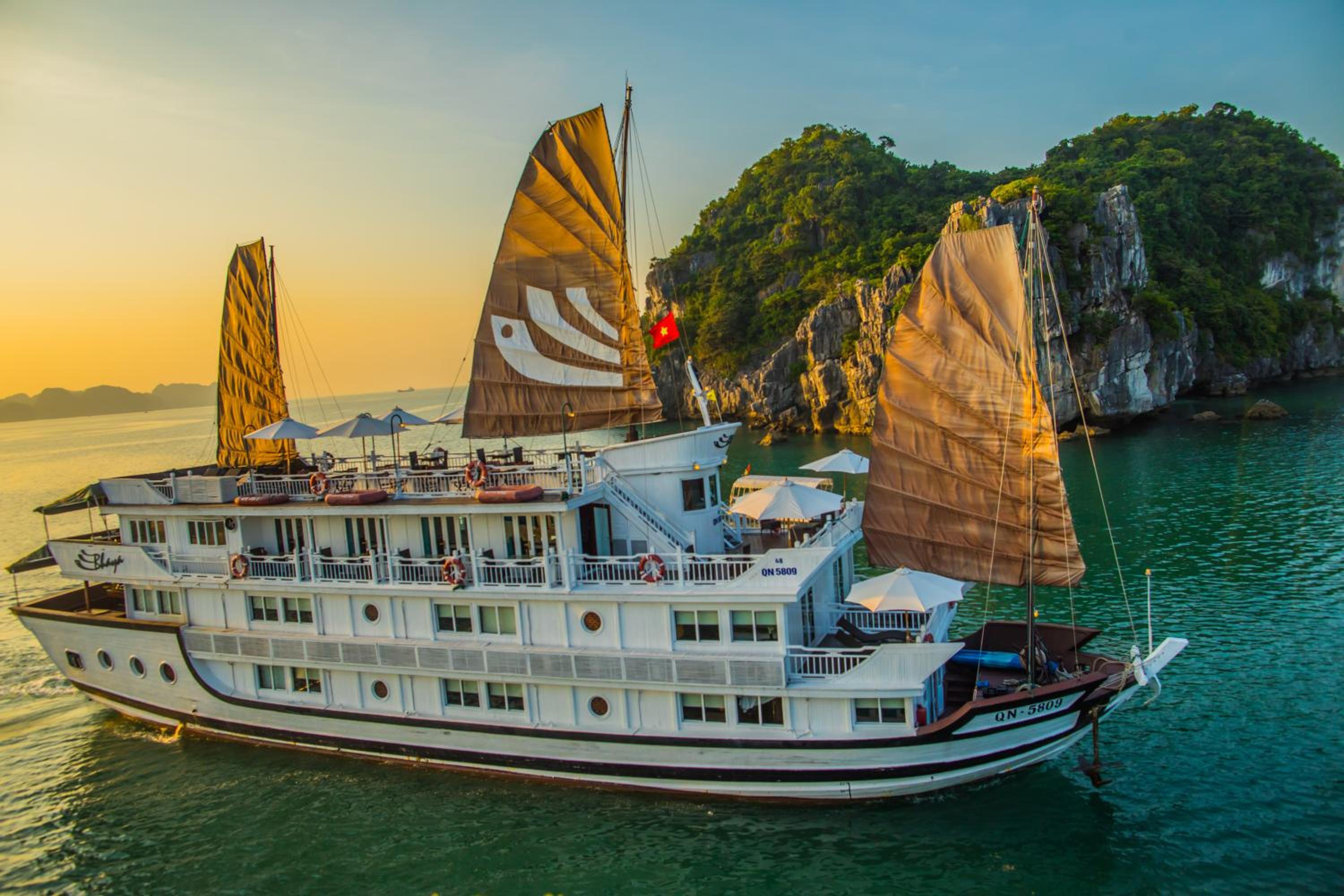 Bhaya Halong Cruises view 2