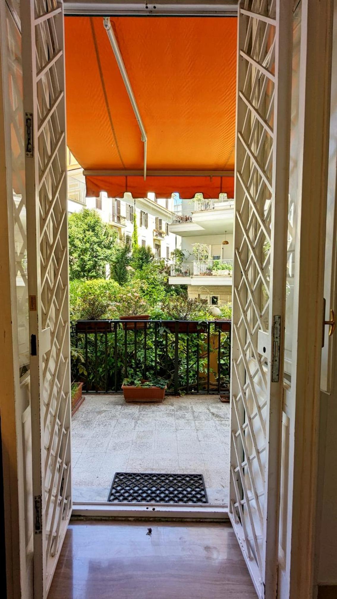 Beautiful 2-Bed Apartment in Roma