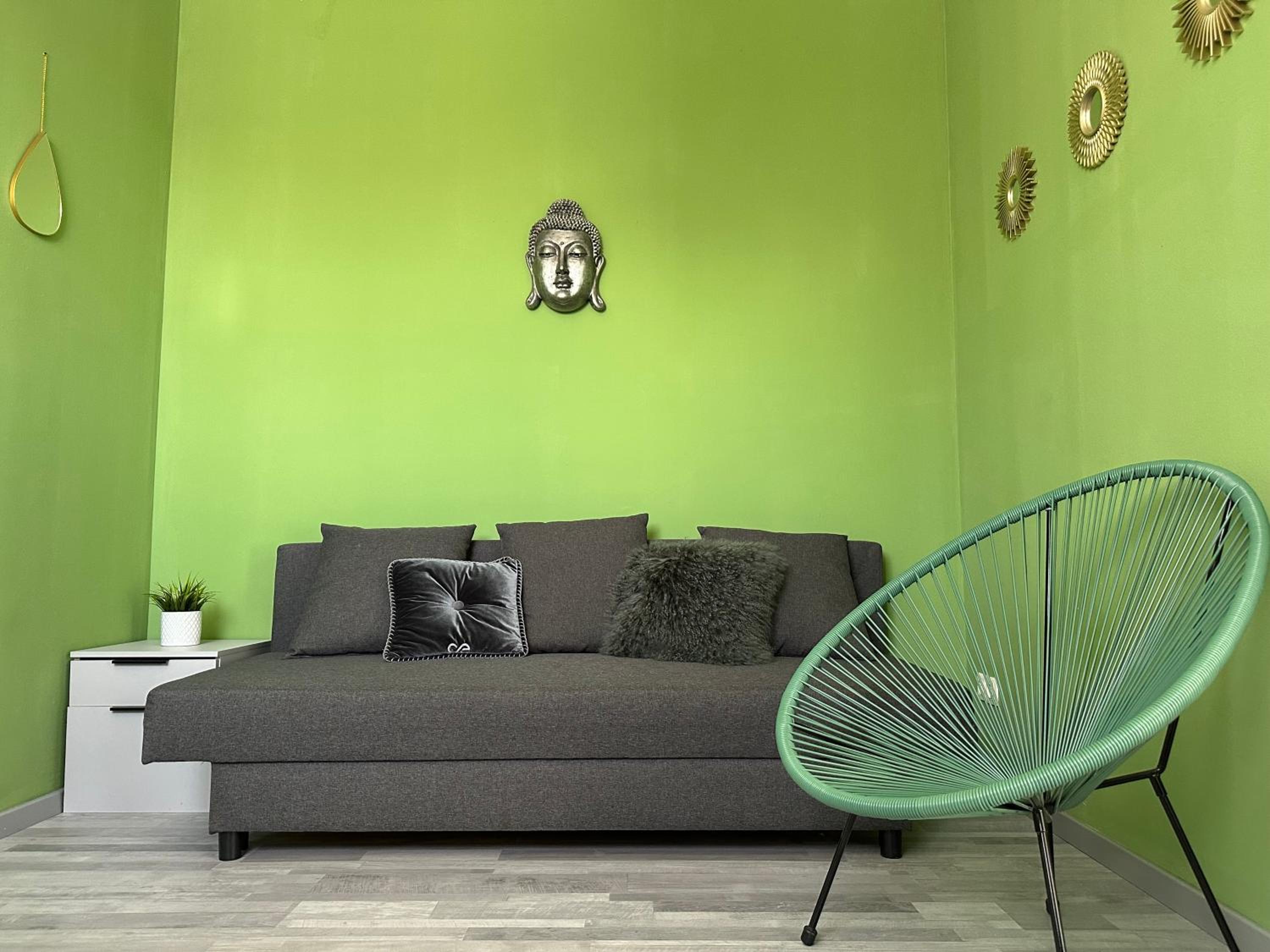 Cozy Apartment next Outlet Center & Airport with Pool & Garden