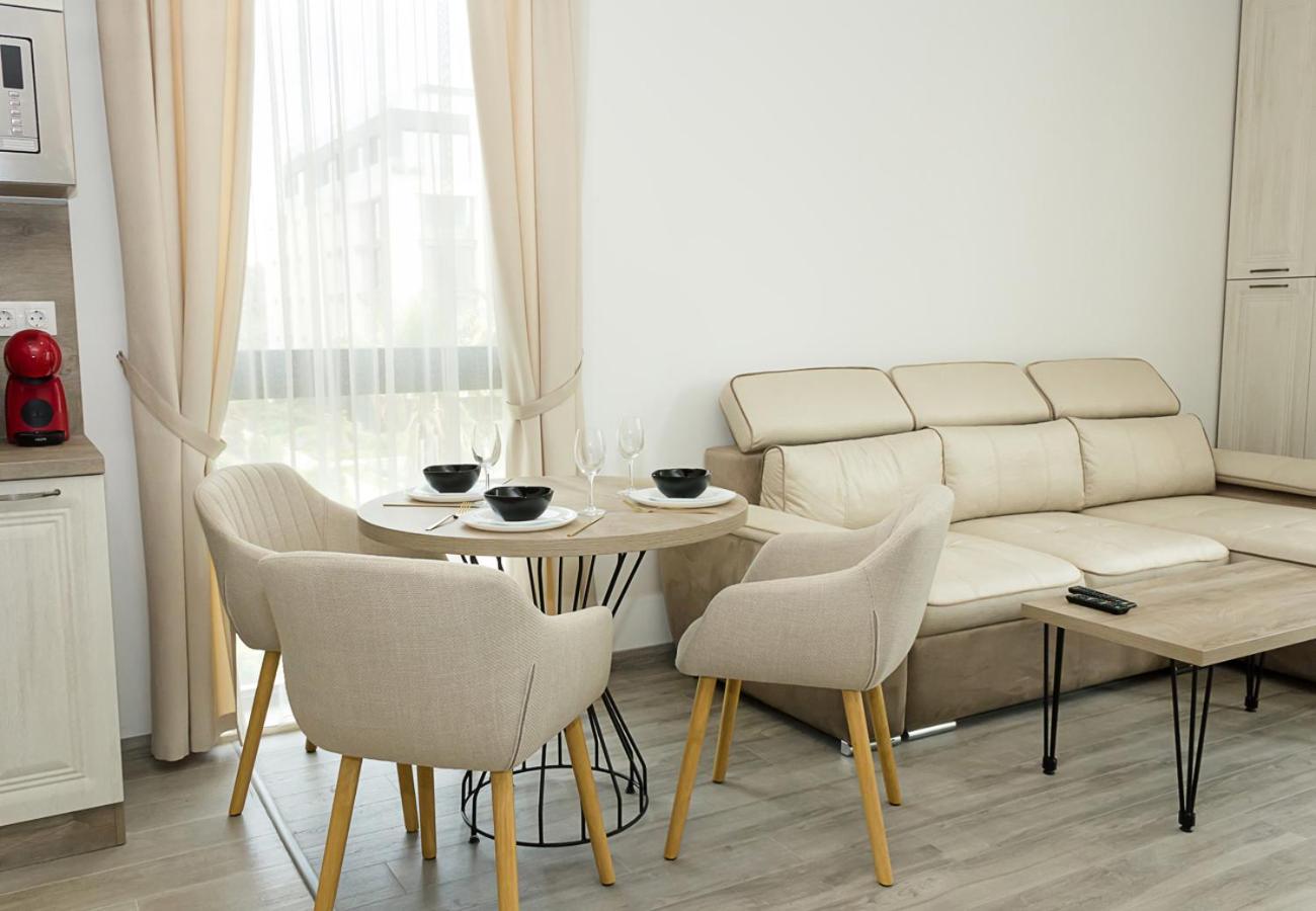 Azur Delux -1BD Flat with Parking & Pool by Flat Mаnаger