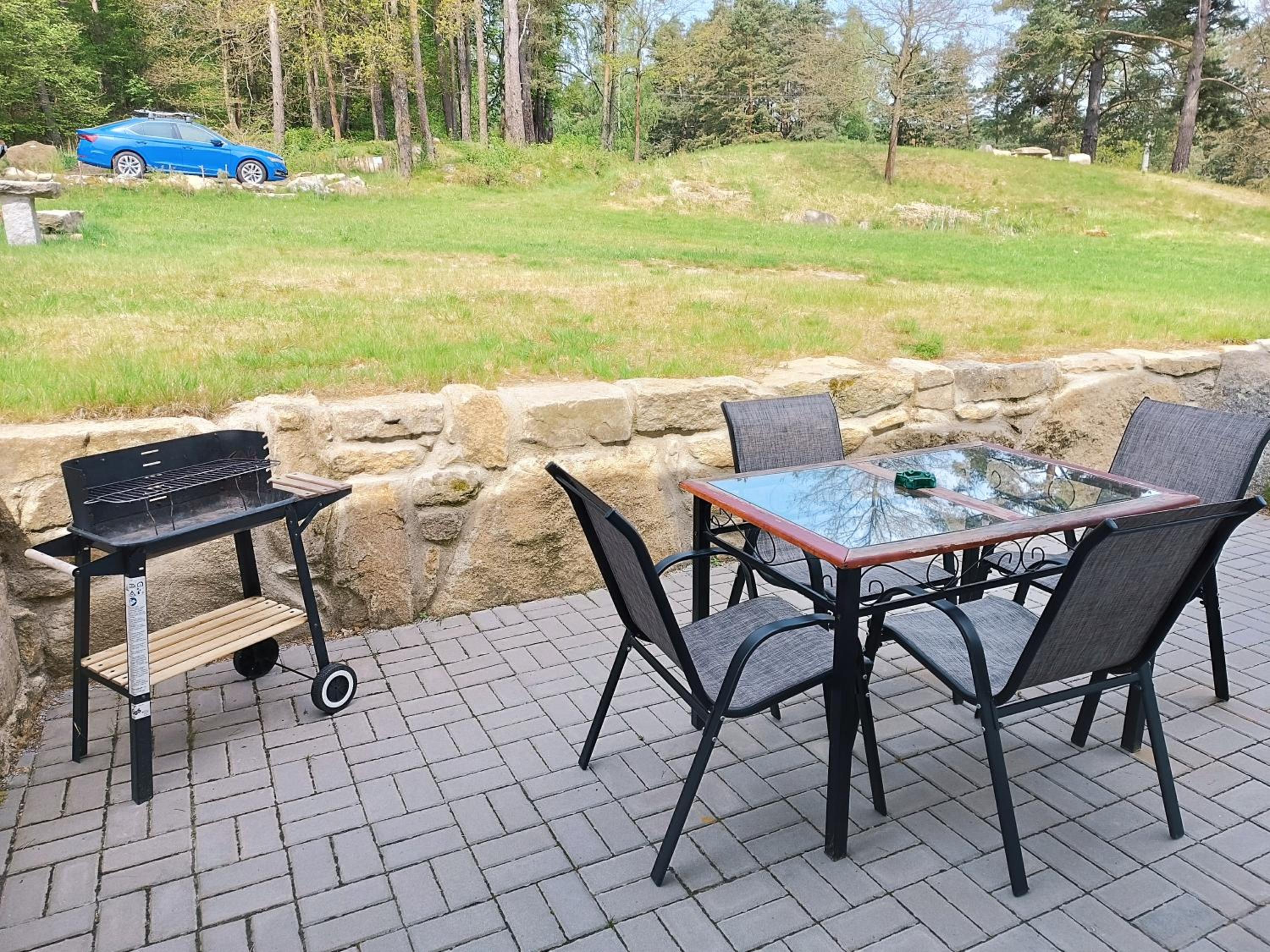 Klidná lokalita Na kraji lesa, celý dům s úschovnu kol