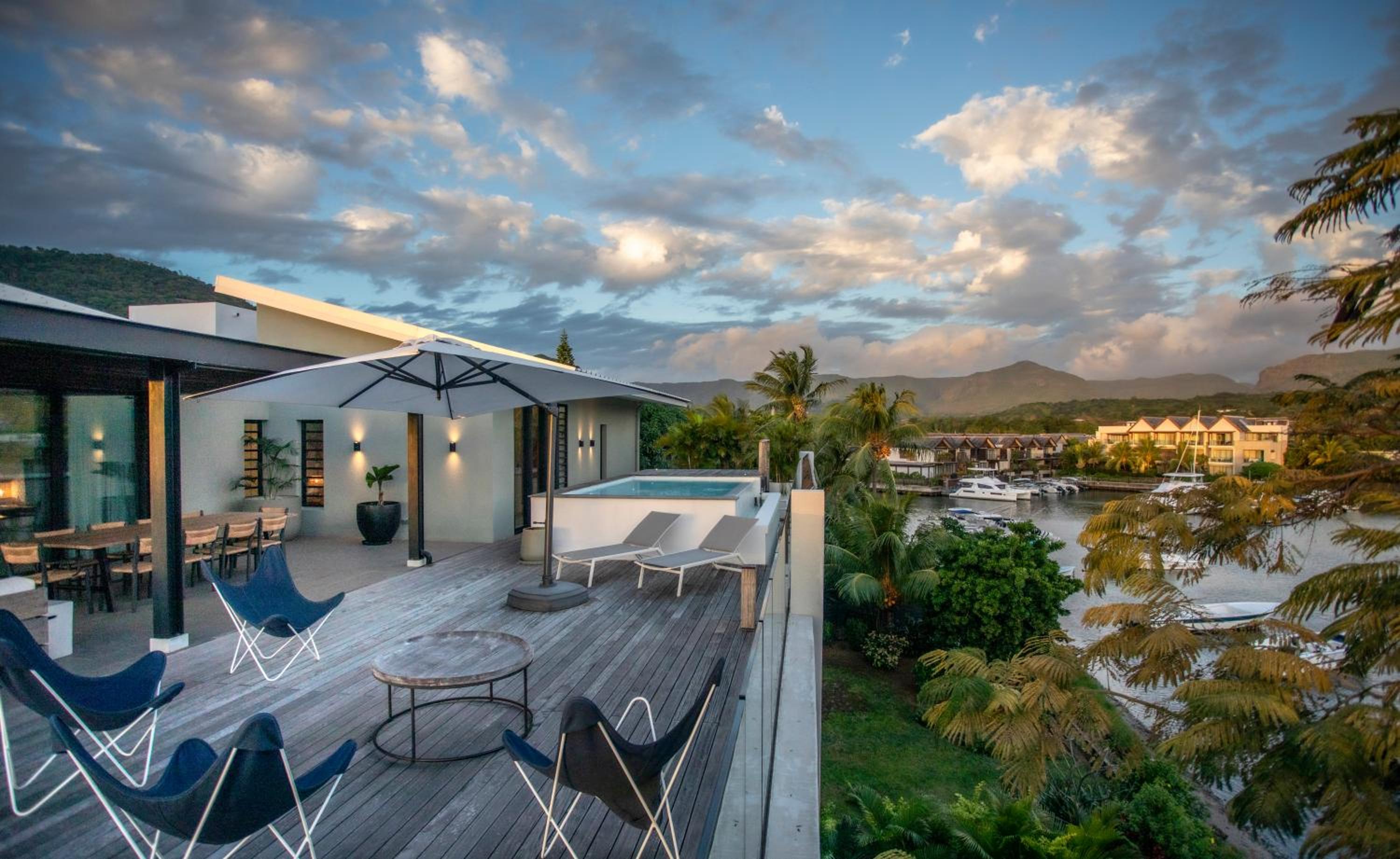 Hotel Penthouse Luxueux avec Piscines, Vues Mer et Montagne - Image 1