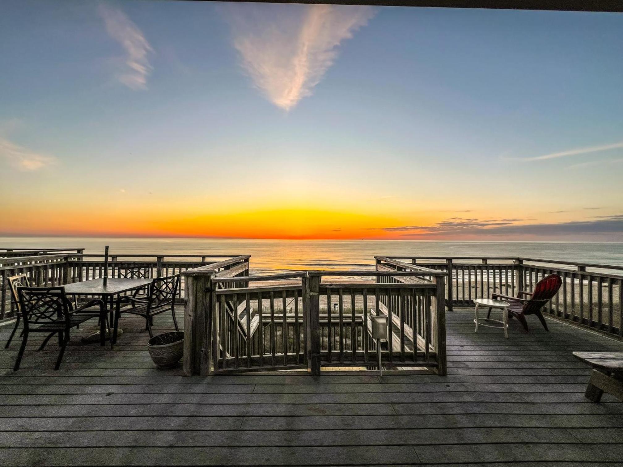 Ocean Song - 2 Bedroom Oceanfront Penthouse Condo in Kill Devil Hills, Spacious Layout