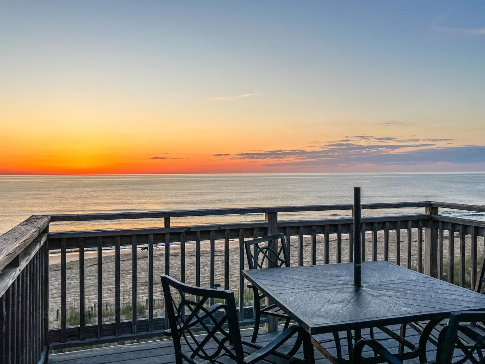 Ocean Song - 2 Bedroom Oceanfront Penthouse Condo in Kill Devil Hills, Spacious Layout