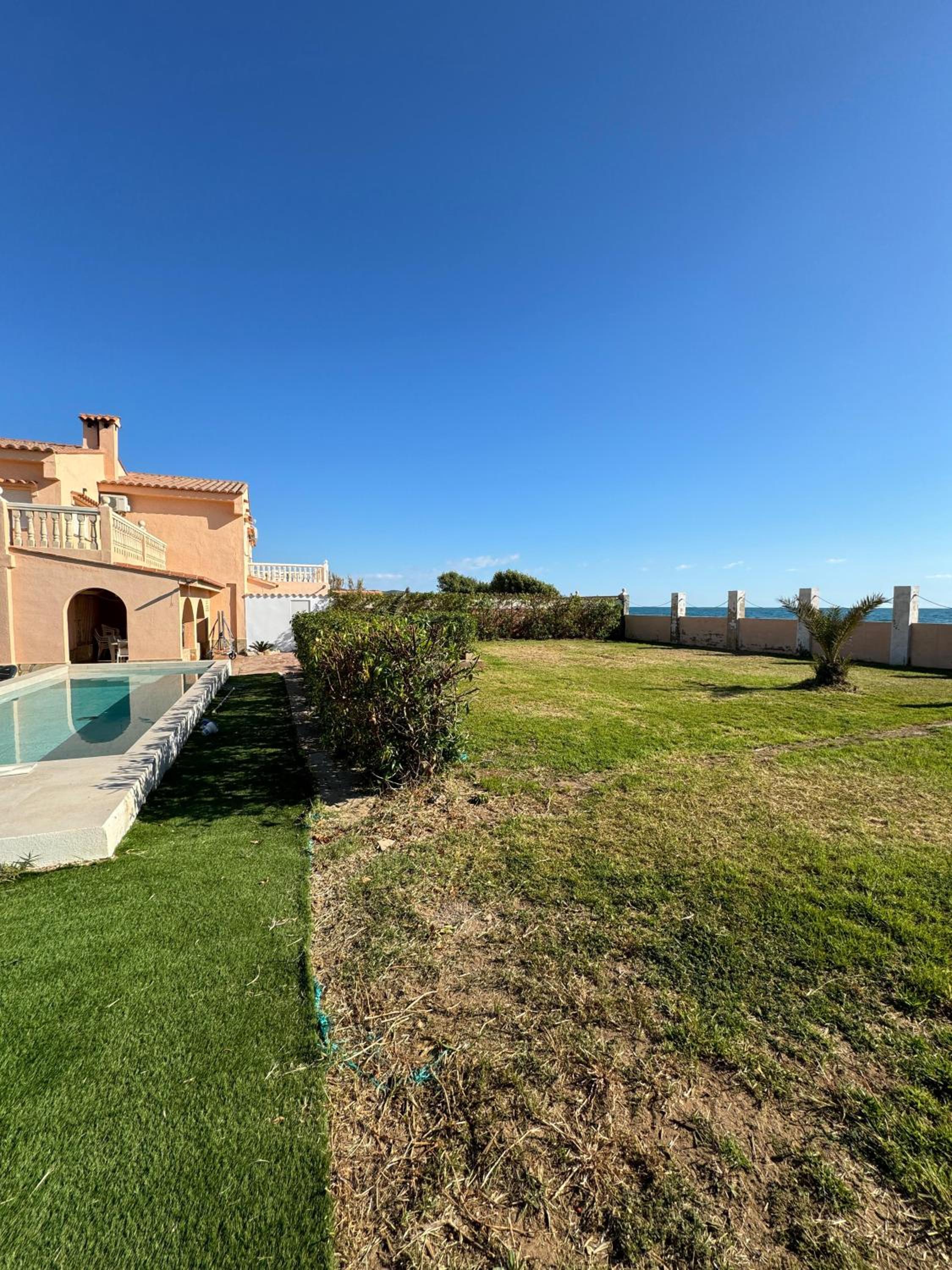 Oasis en la playa: piscina y relax view 4