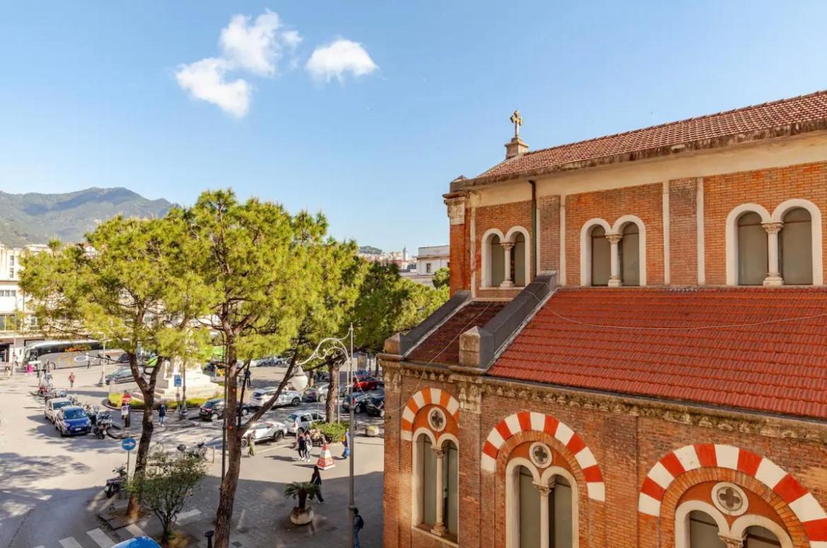 Hotel B&B Un Passo Dal Treno Piazza Vittorio Veneto 36-Salerno Station - Image 1