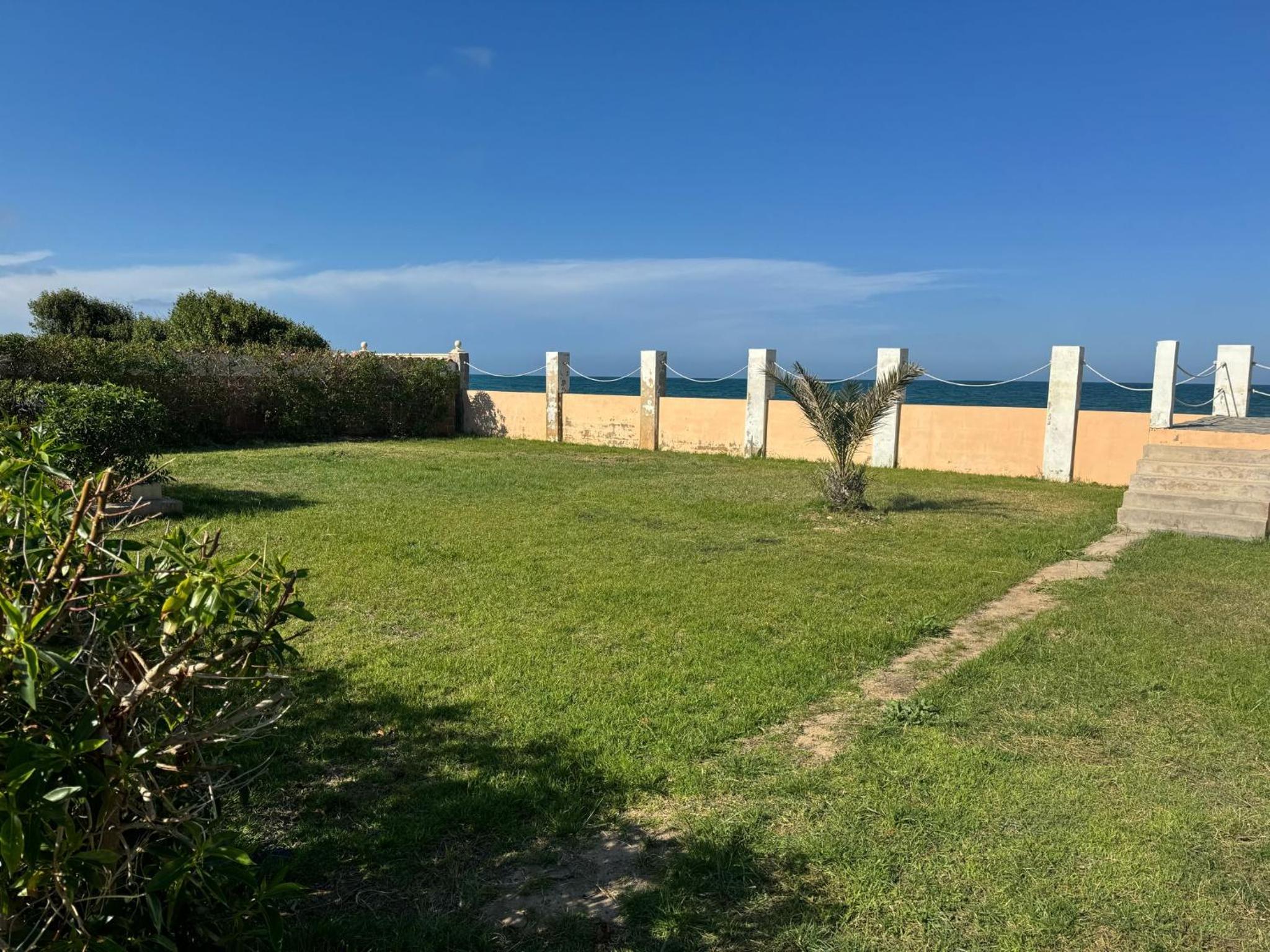 Oasis en la playa: piscina y relax view 3