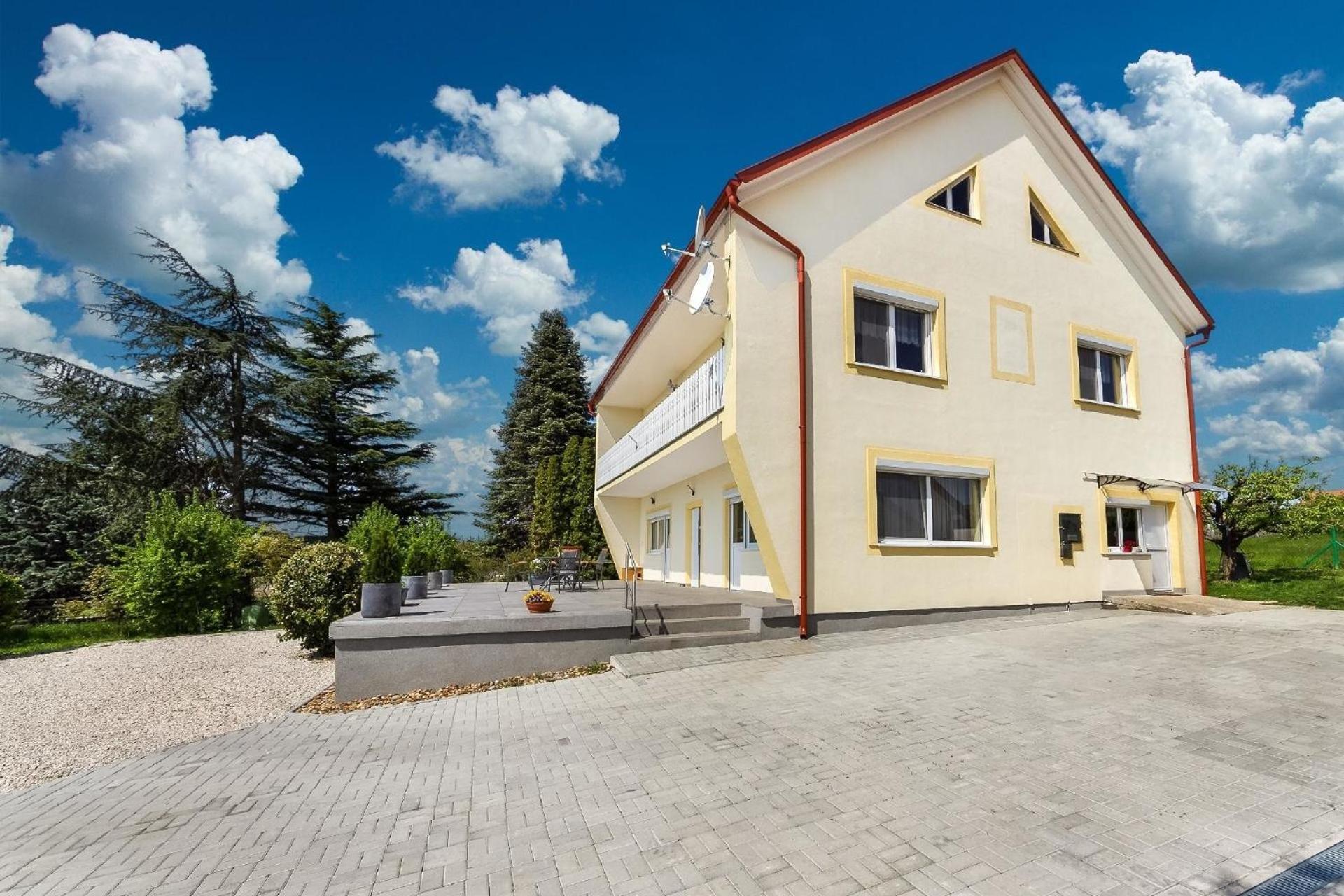 Ferienwohnung auf großem Gartengrundstück