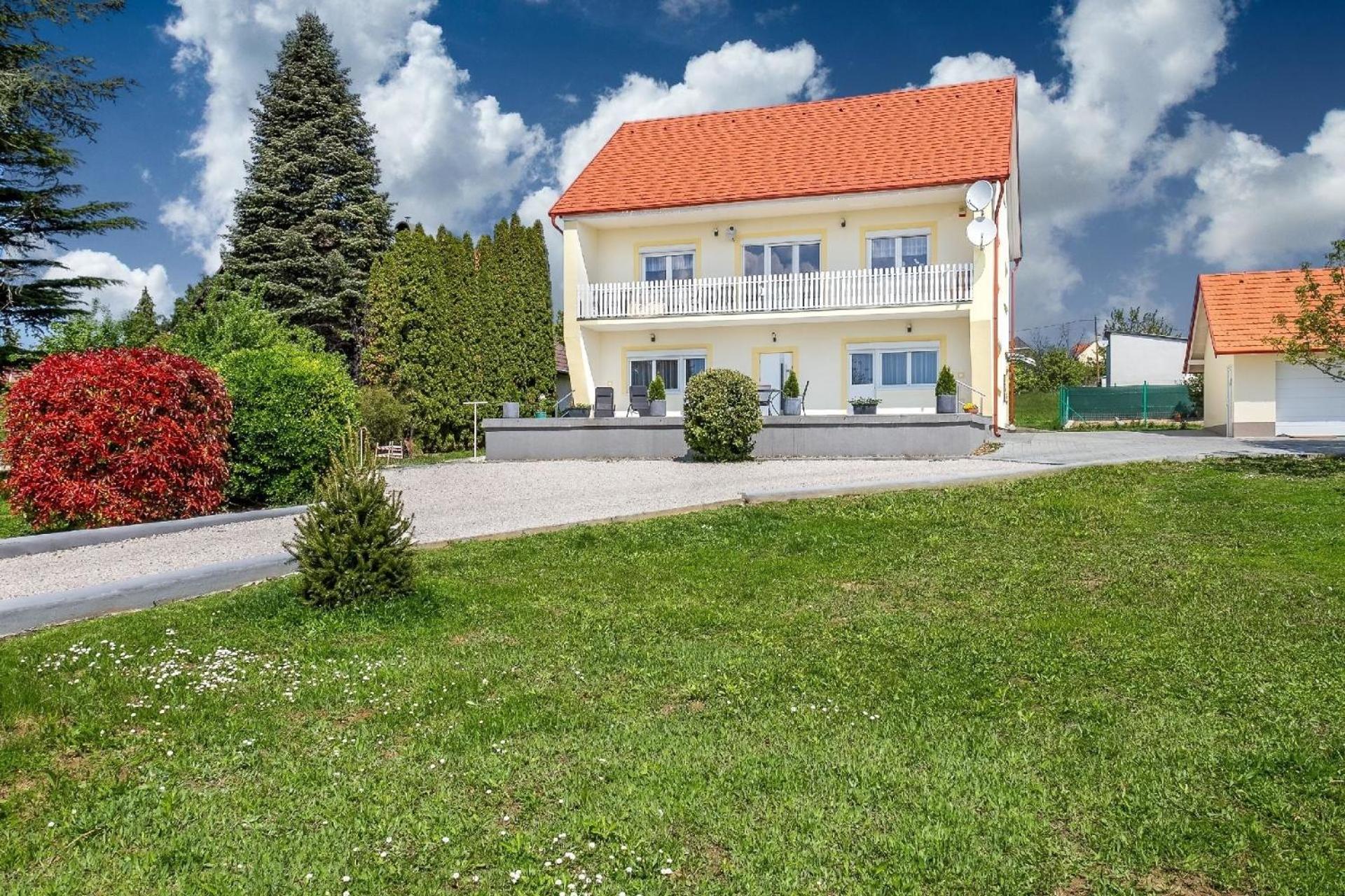 Ferienwohnung auf großem Gartengrundstück