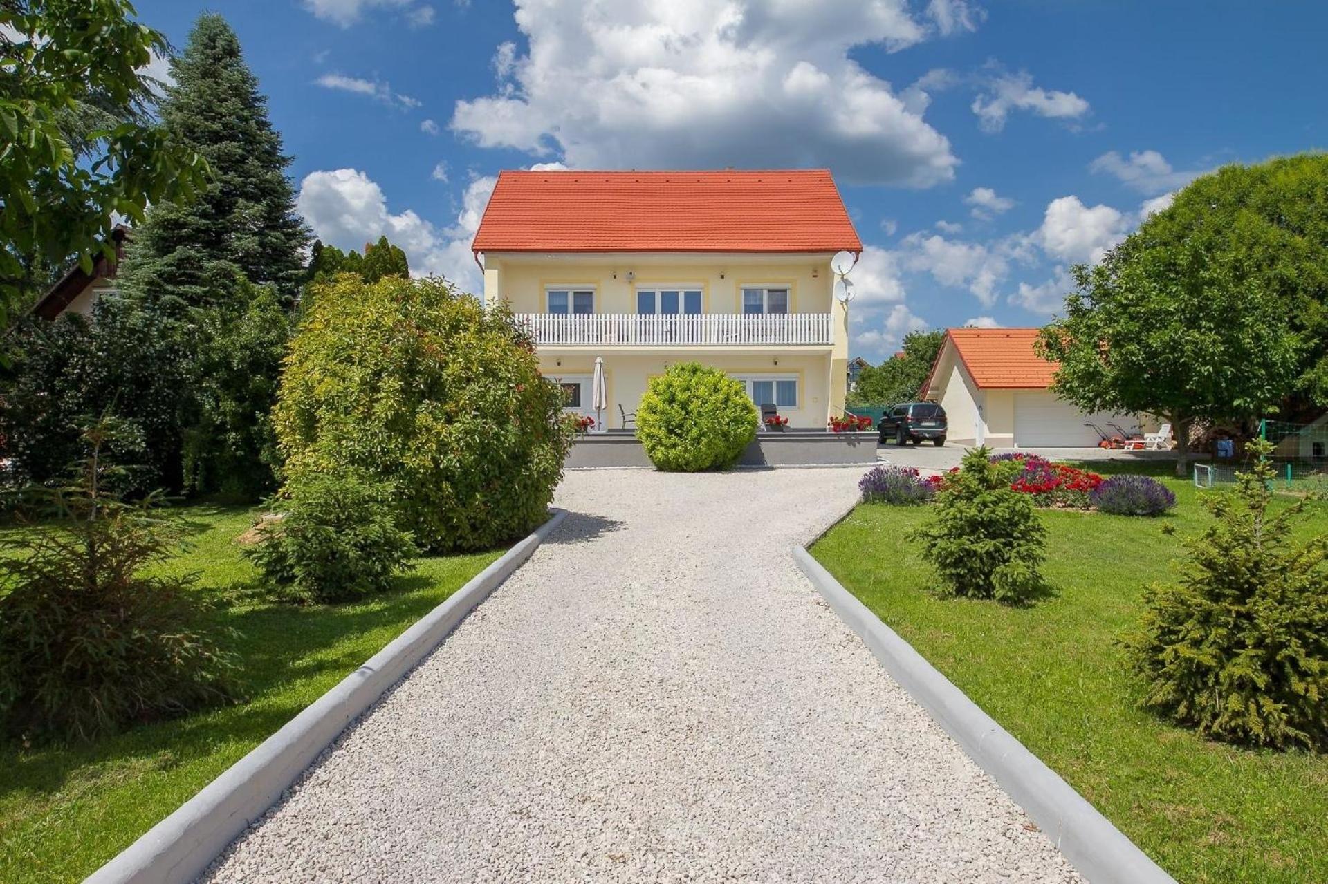 Ferienwohnung auf großem Gartengrundstück