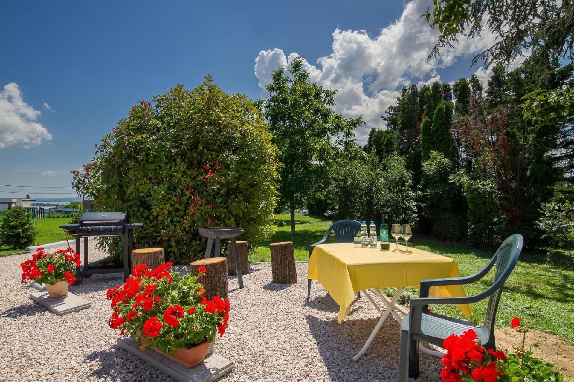 Ferienwohnung auf großem Gartengrundstück
