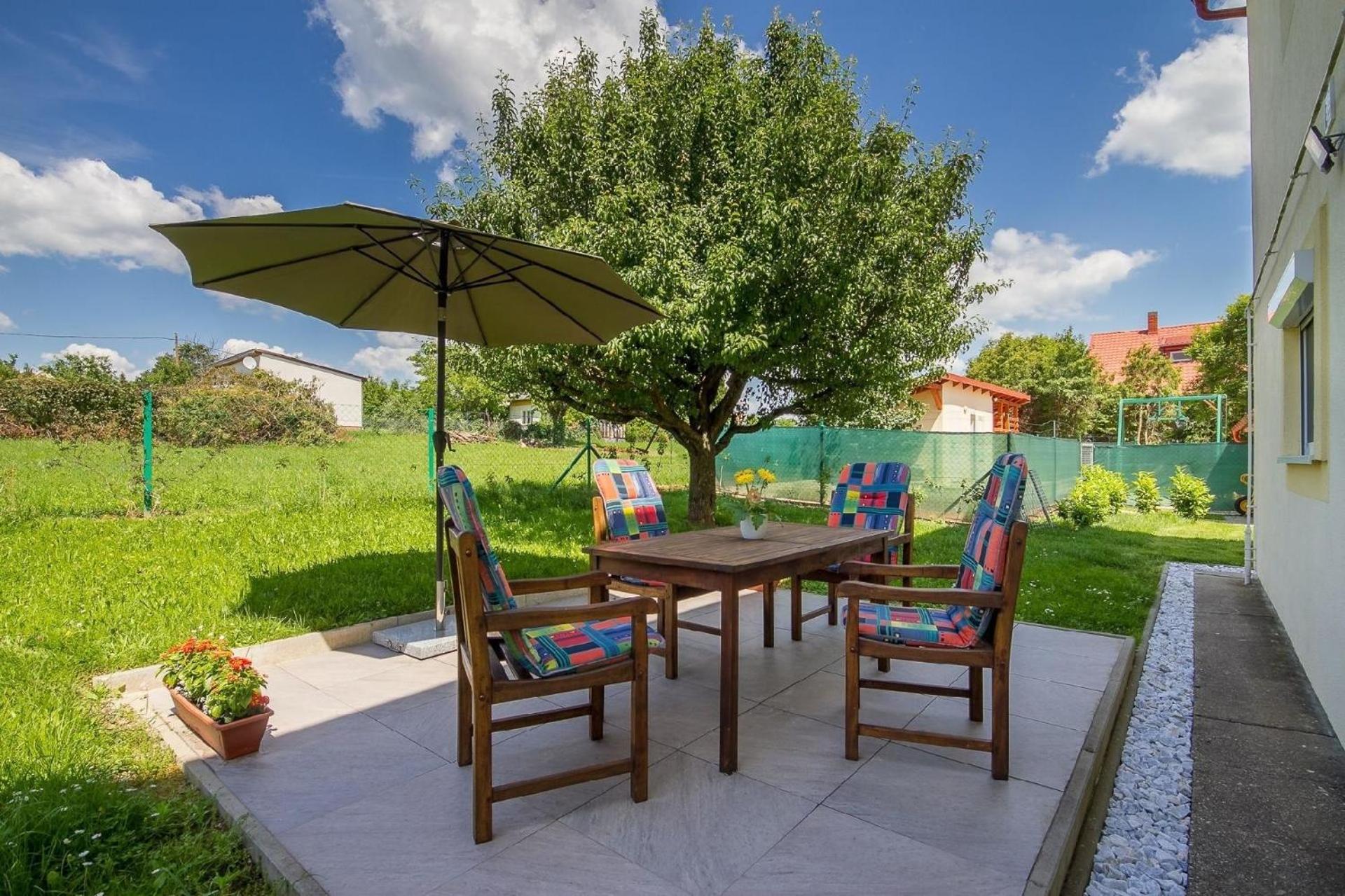 Ferienwohnung auf großem Gartengrundstück