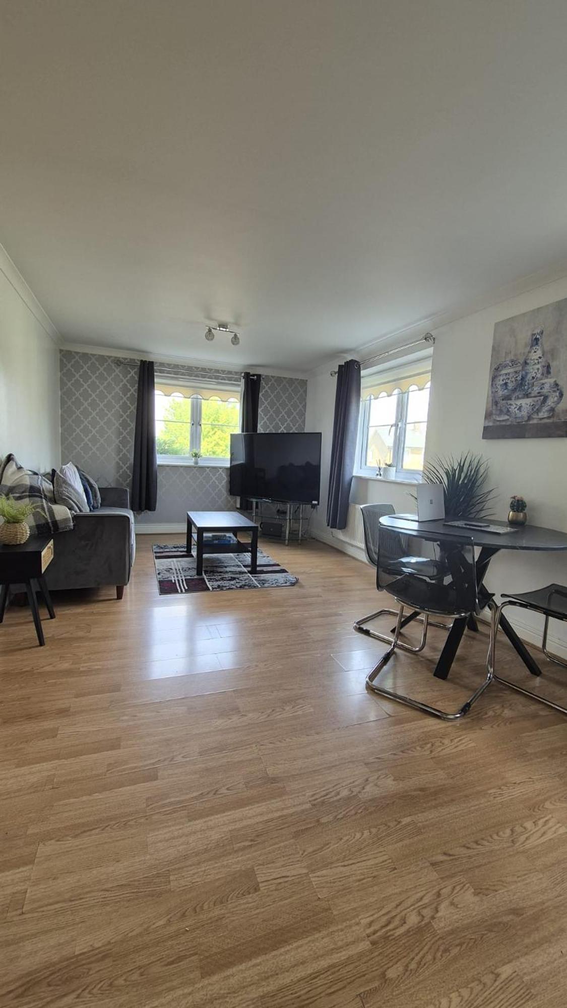 Spacious Ground floor 2 bedroom 2 Bathroom Flat in Hatfield near Hertfordshire University Private Car Park Sleeps 5-6 view 4