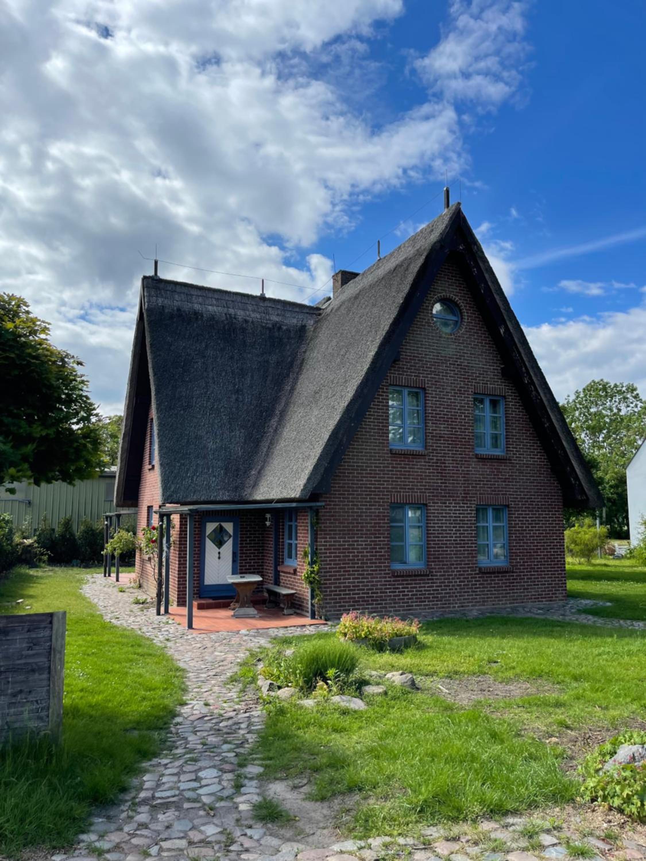 Reetdachhäuser gegenüber Hiddensee