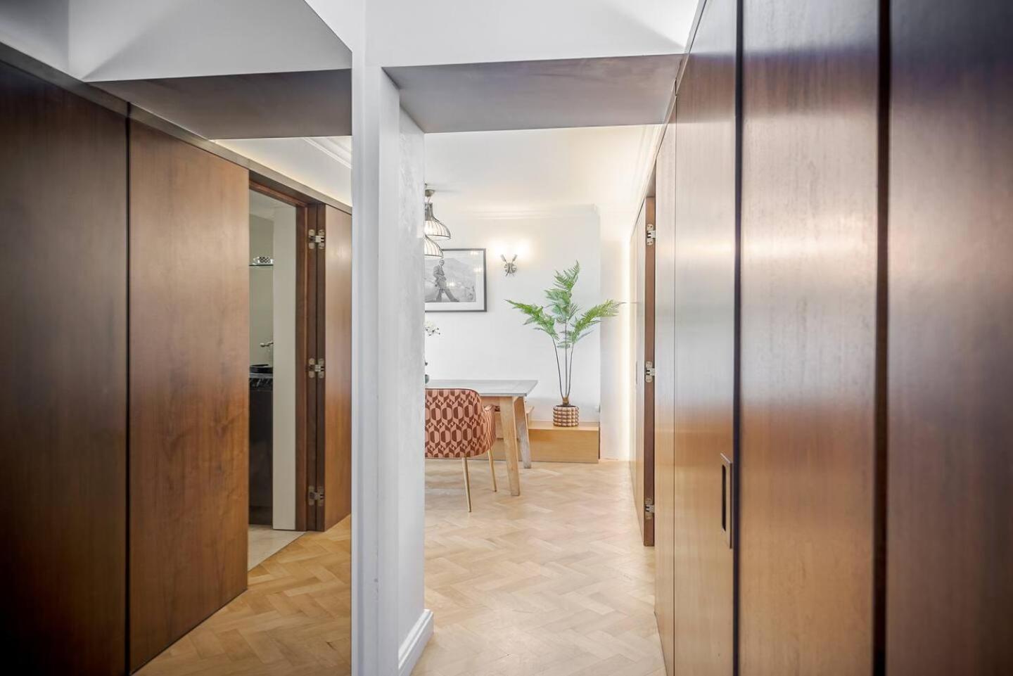 Modern 2Bd in Knightsbridge with Private Balcony View of Harrods