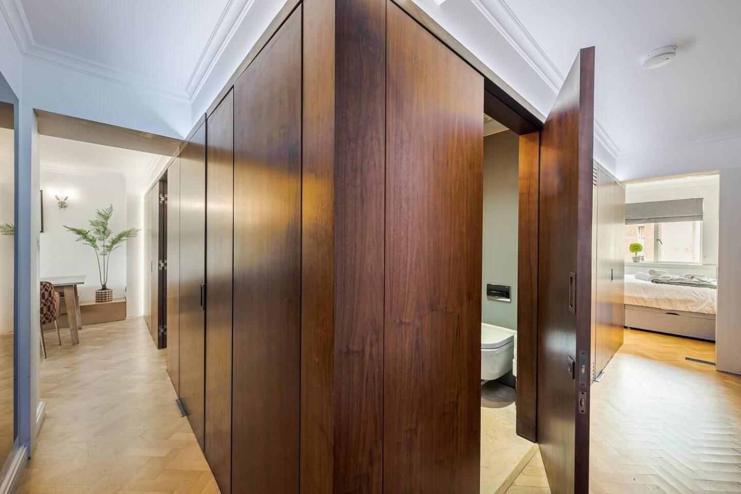 Modern 2Bd in Knightsbridge with Private Balcony View of Harrods