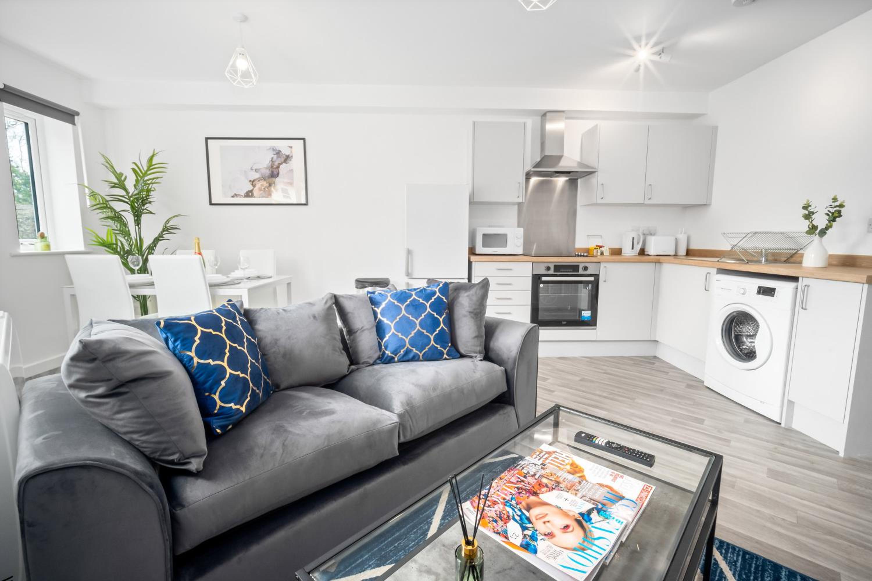 2 Bedroom Deluxe Apartment - Off-Street Parking - WIFI - Netflix - Top Rated - 49C view 4
