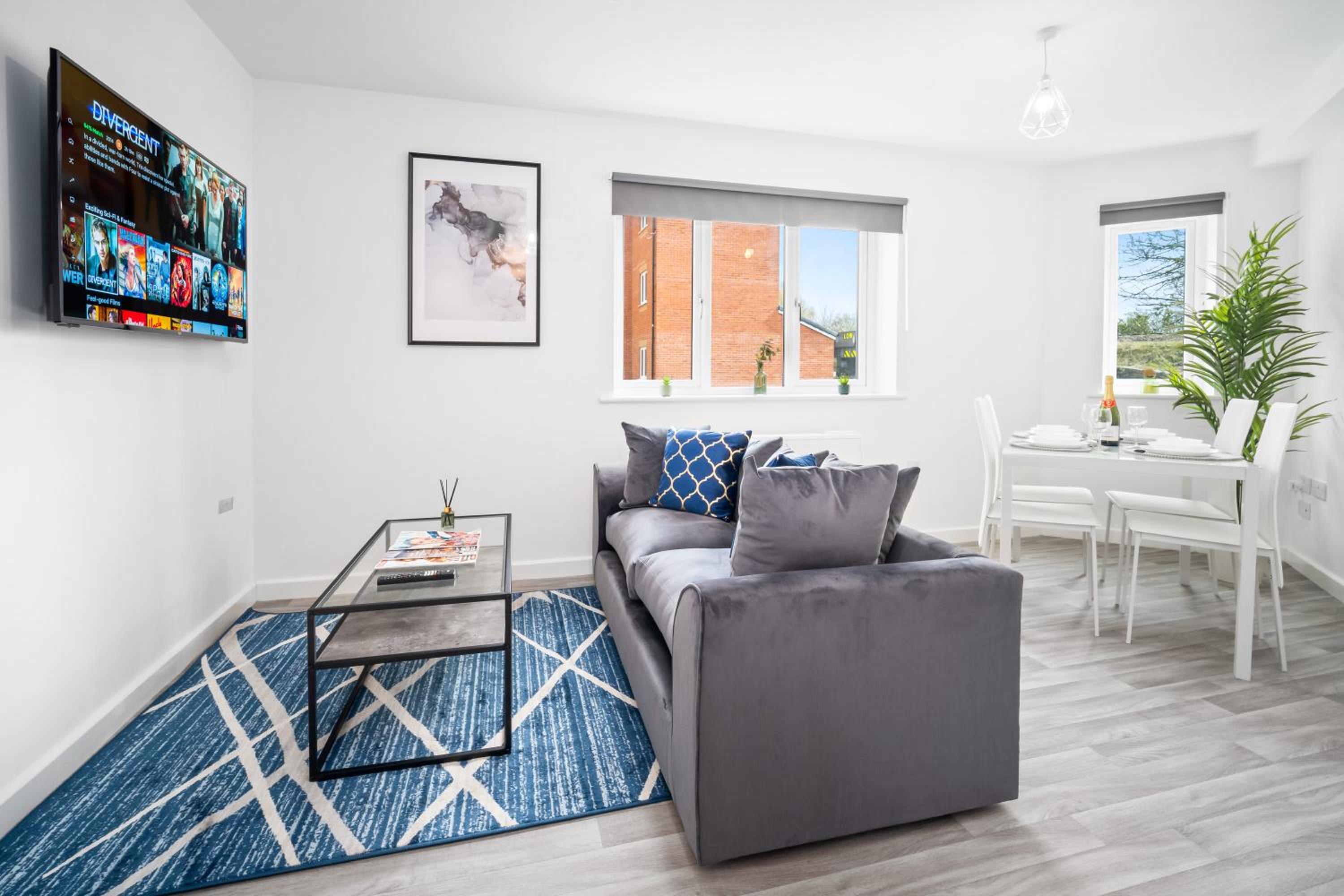 2 Bedroom Deluxe Apartment - Off-Street Parking - WIFI - Netflix - Top Rated - 49C view 5