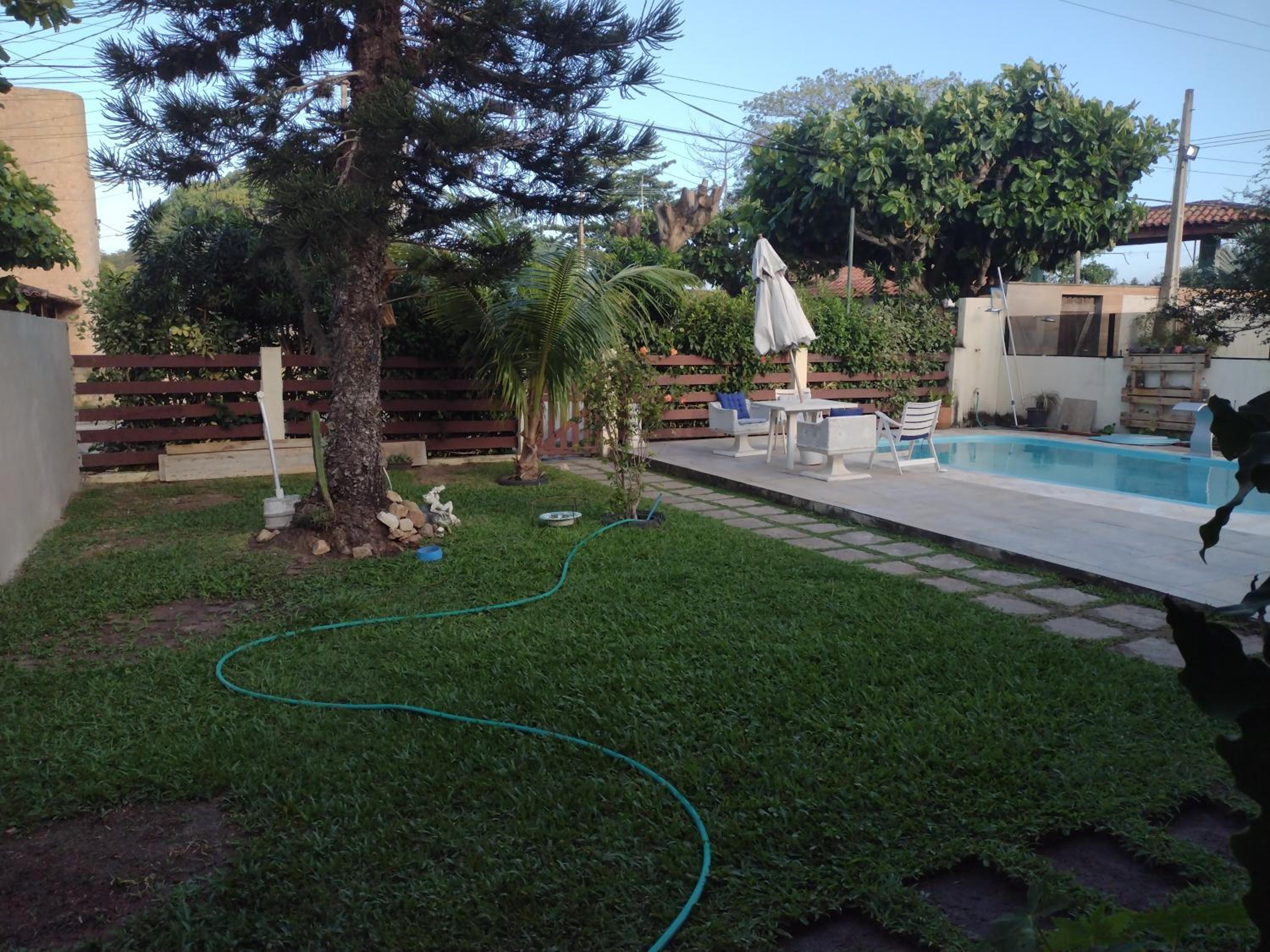 Piscina e praia em condomínio fechado.