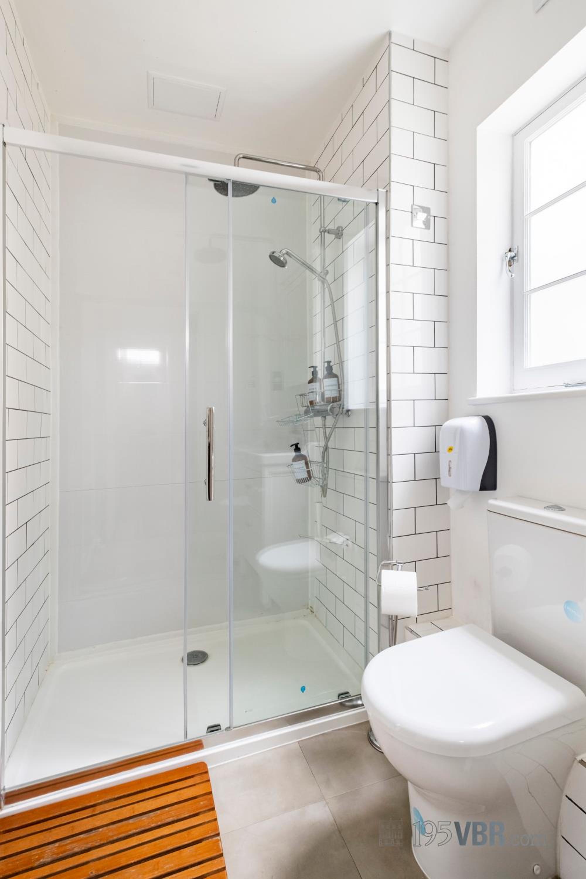195VBR with private bathrooms, shared kitchen