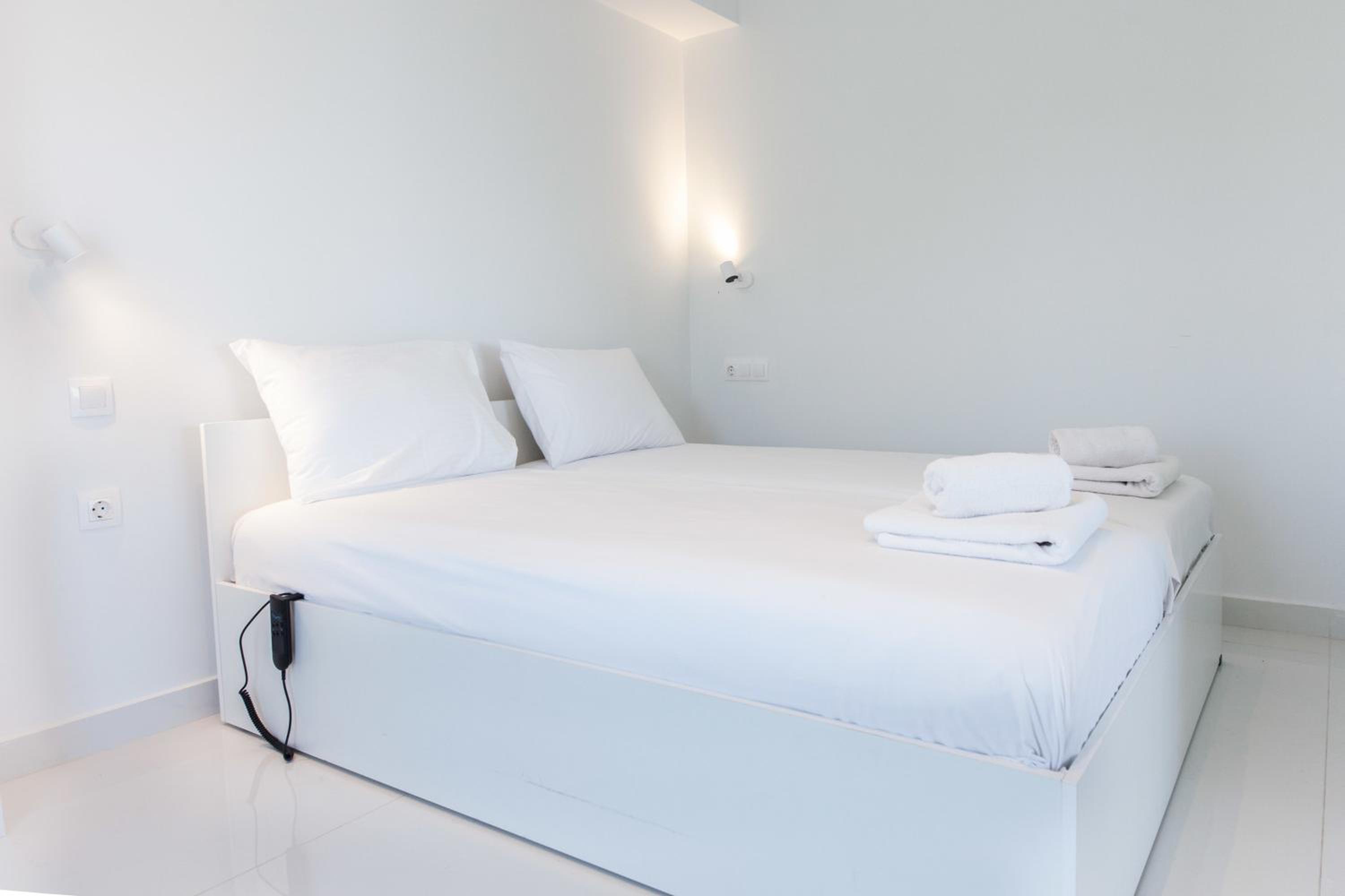 Marousi 2 Bd Modern Luxury Living with Shared Pool