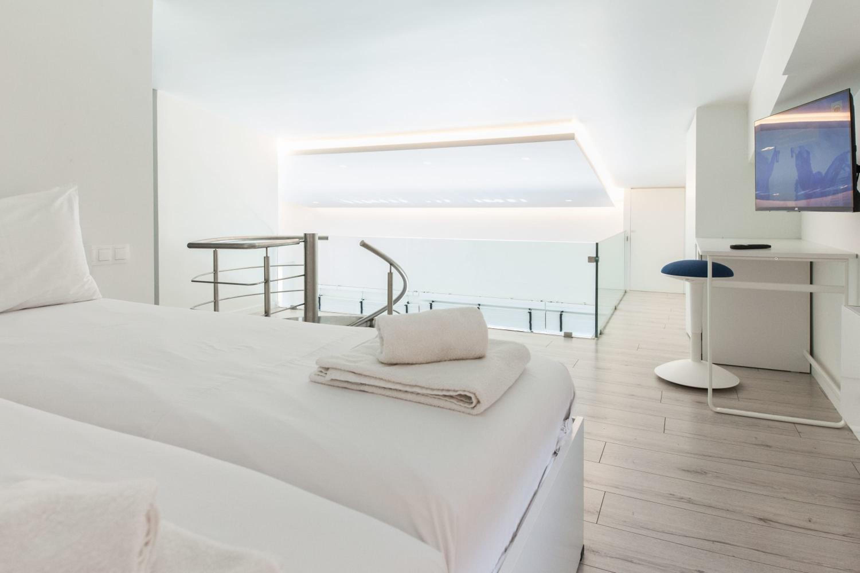 Marousi 2 Bd Modern Luxury Living with Shared Pool