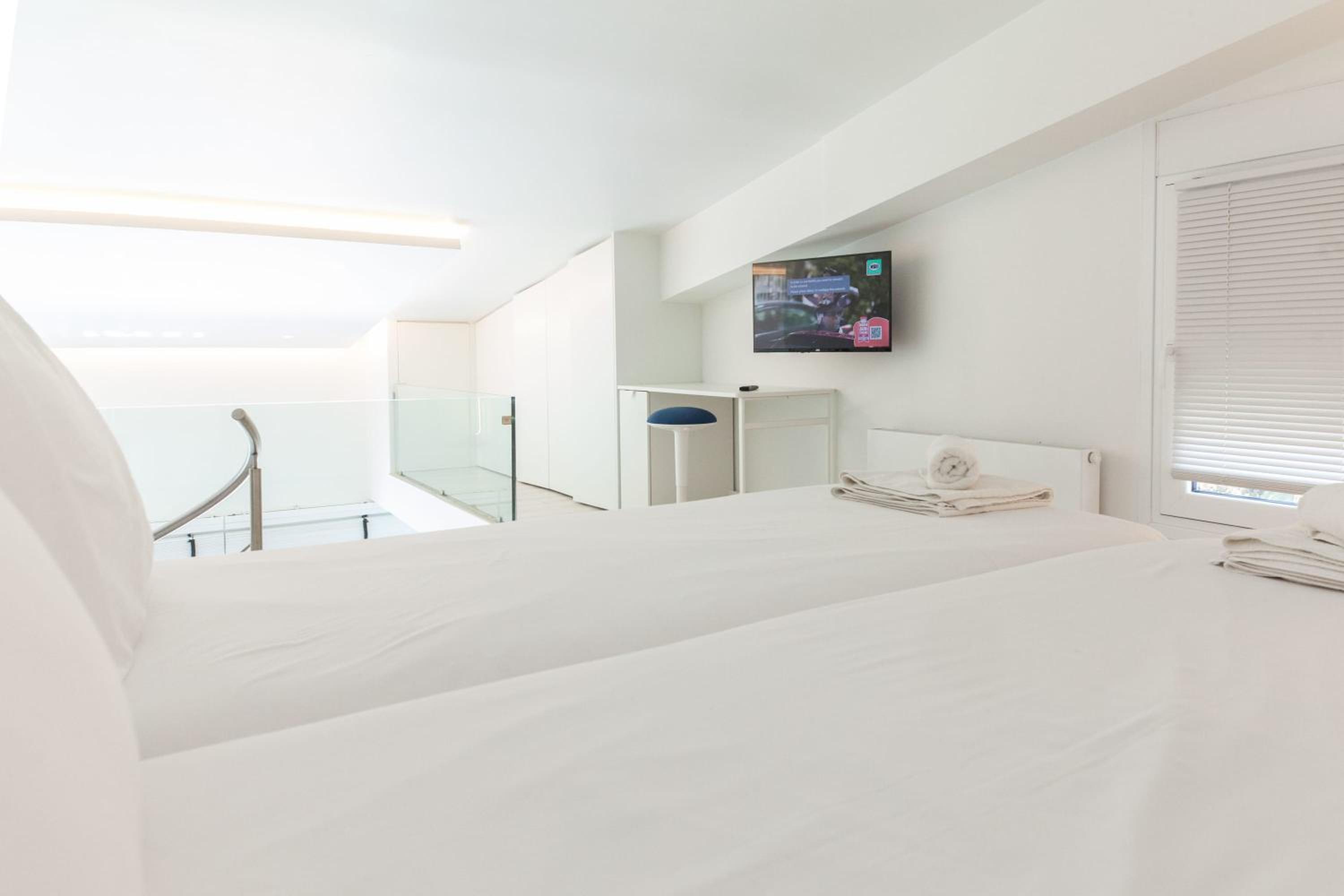 Marousi 2 Bd Modern Luxury Living with Shared Pool