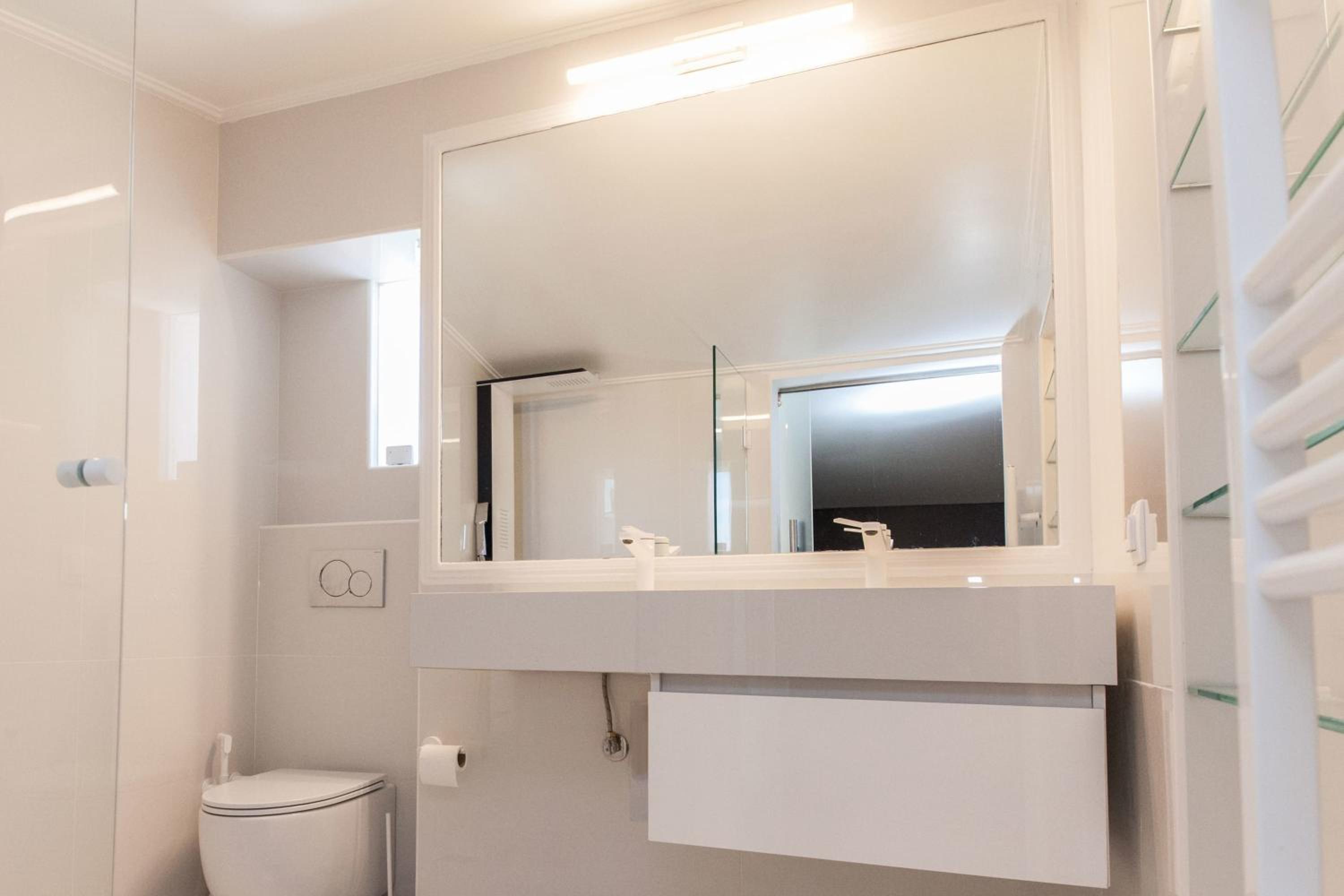 Marousi 2 Bd Modern Luxury Living with Shared Pool