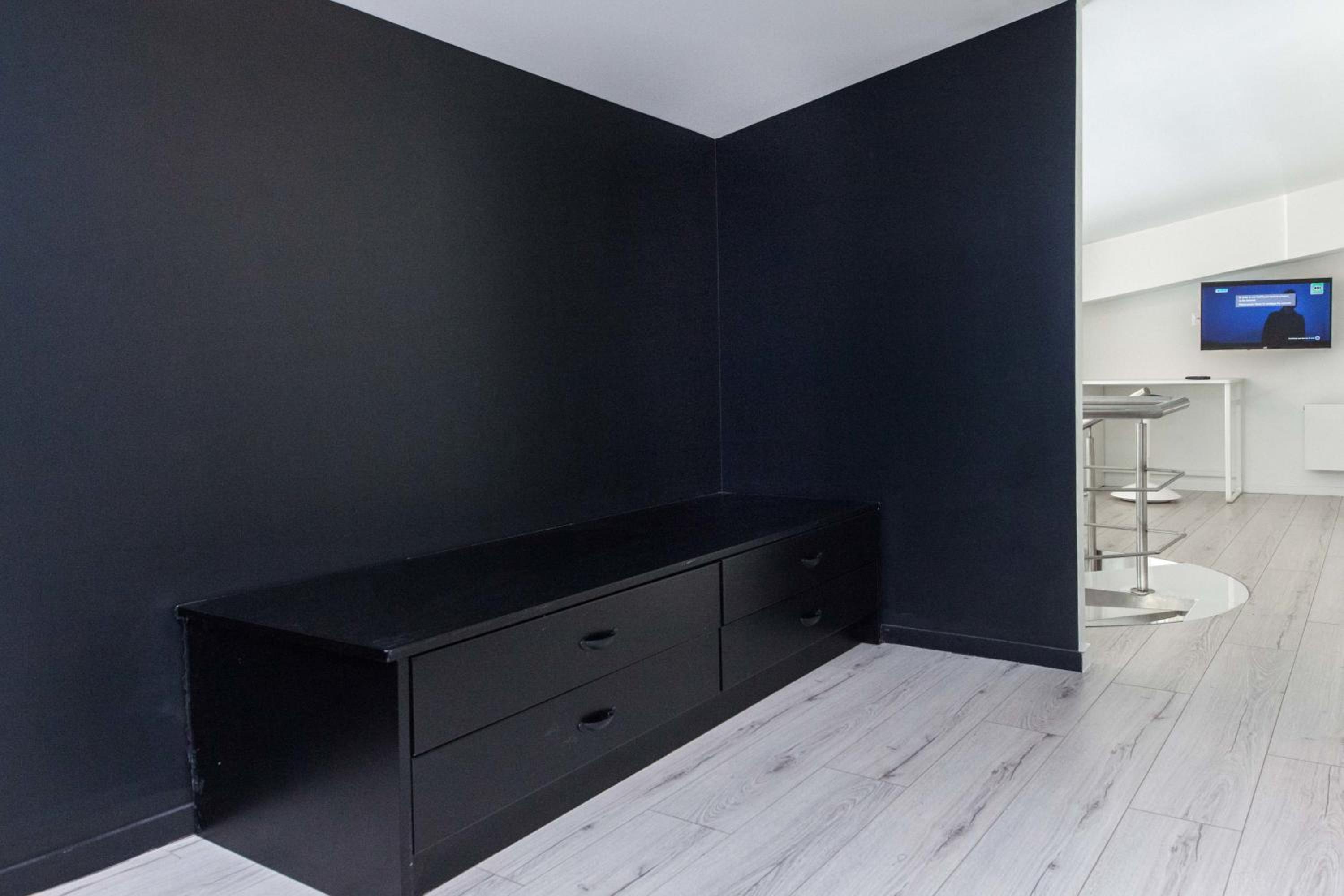 Marousi 2 Bd Modern Luxury Living with Shared Pool