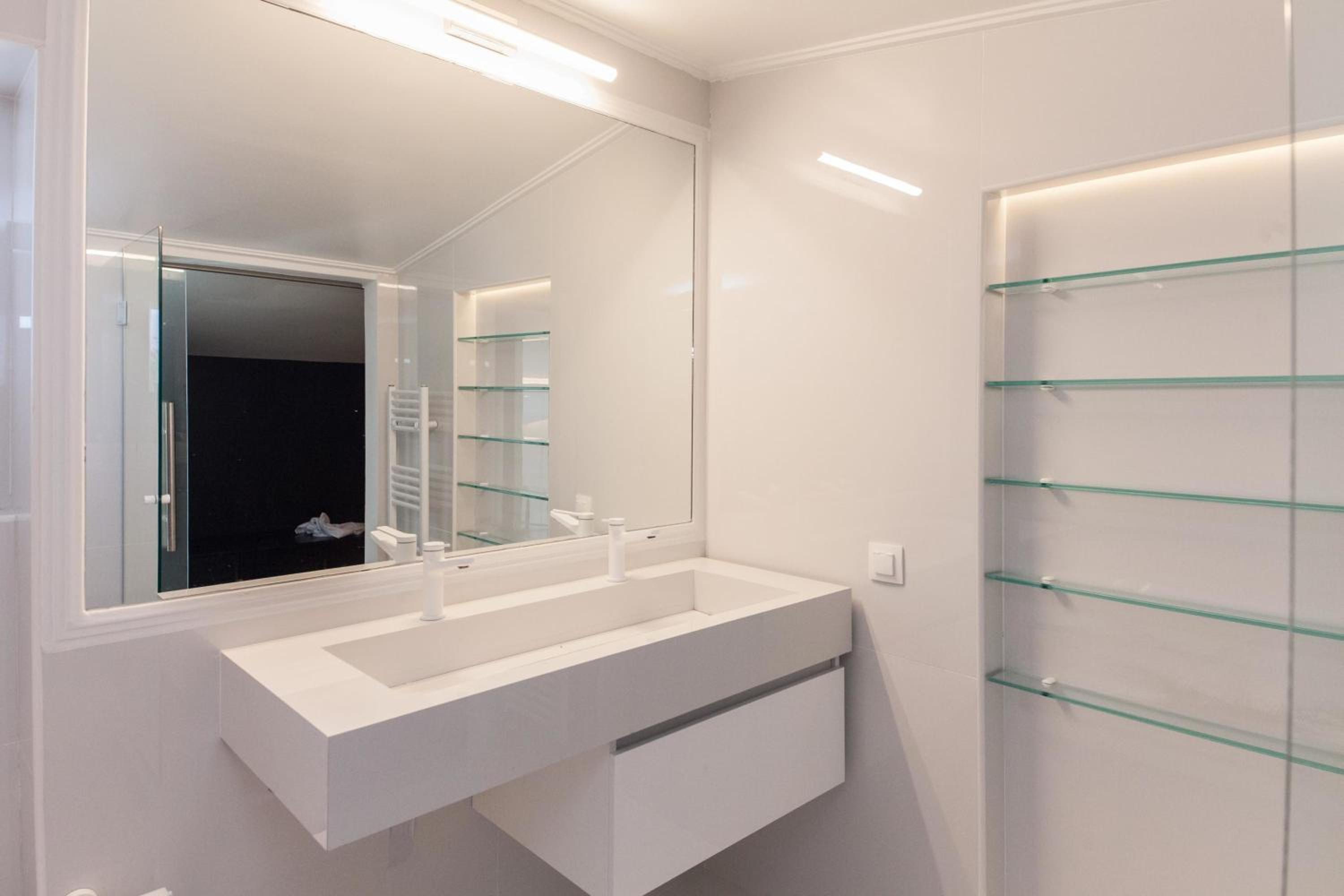 Marousi 2 Bd Modern Luxury Living with Shared Pool