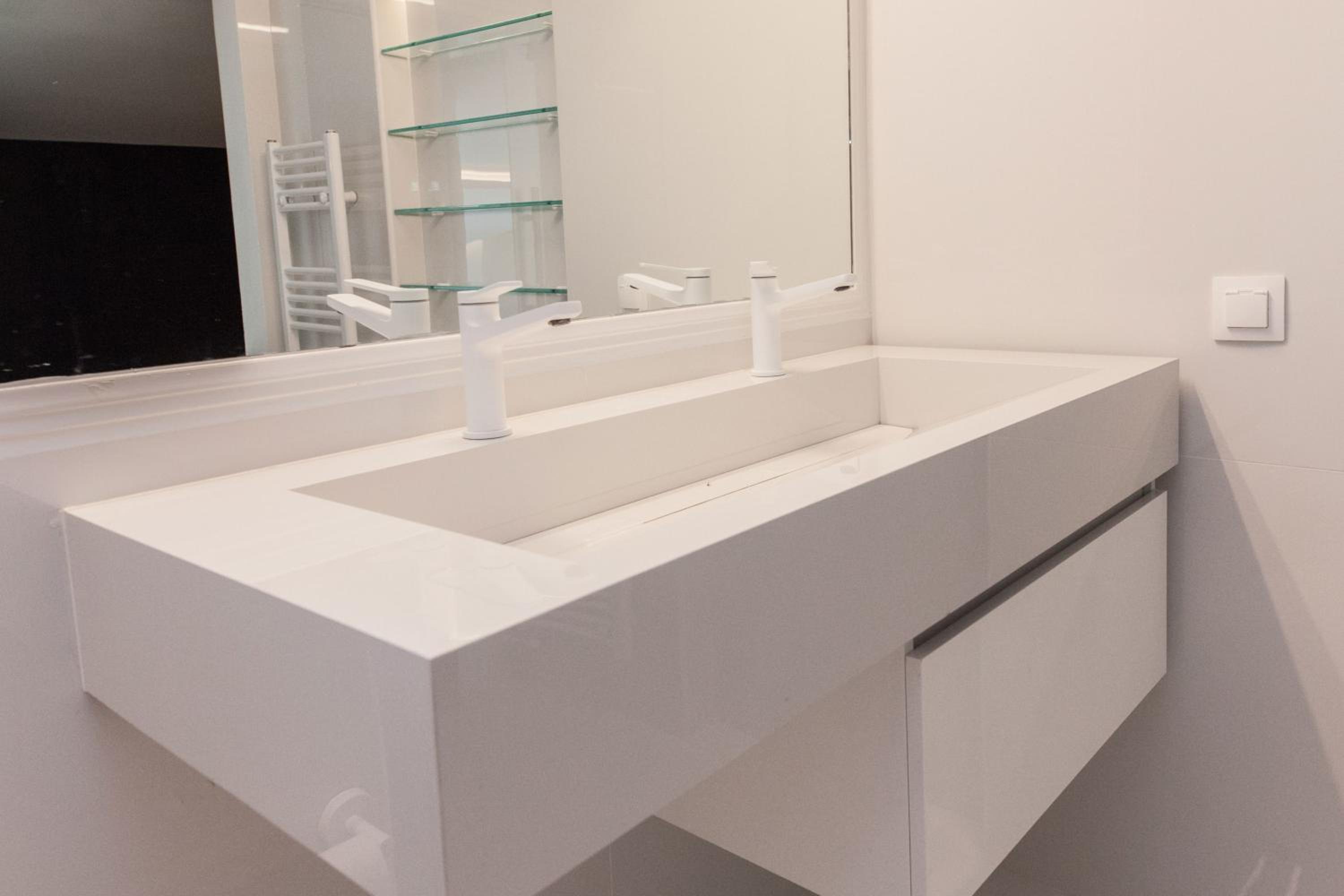 Marousi 2 Bd Modern Luxury Living with Shared Pool