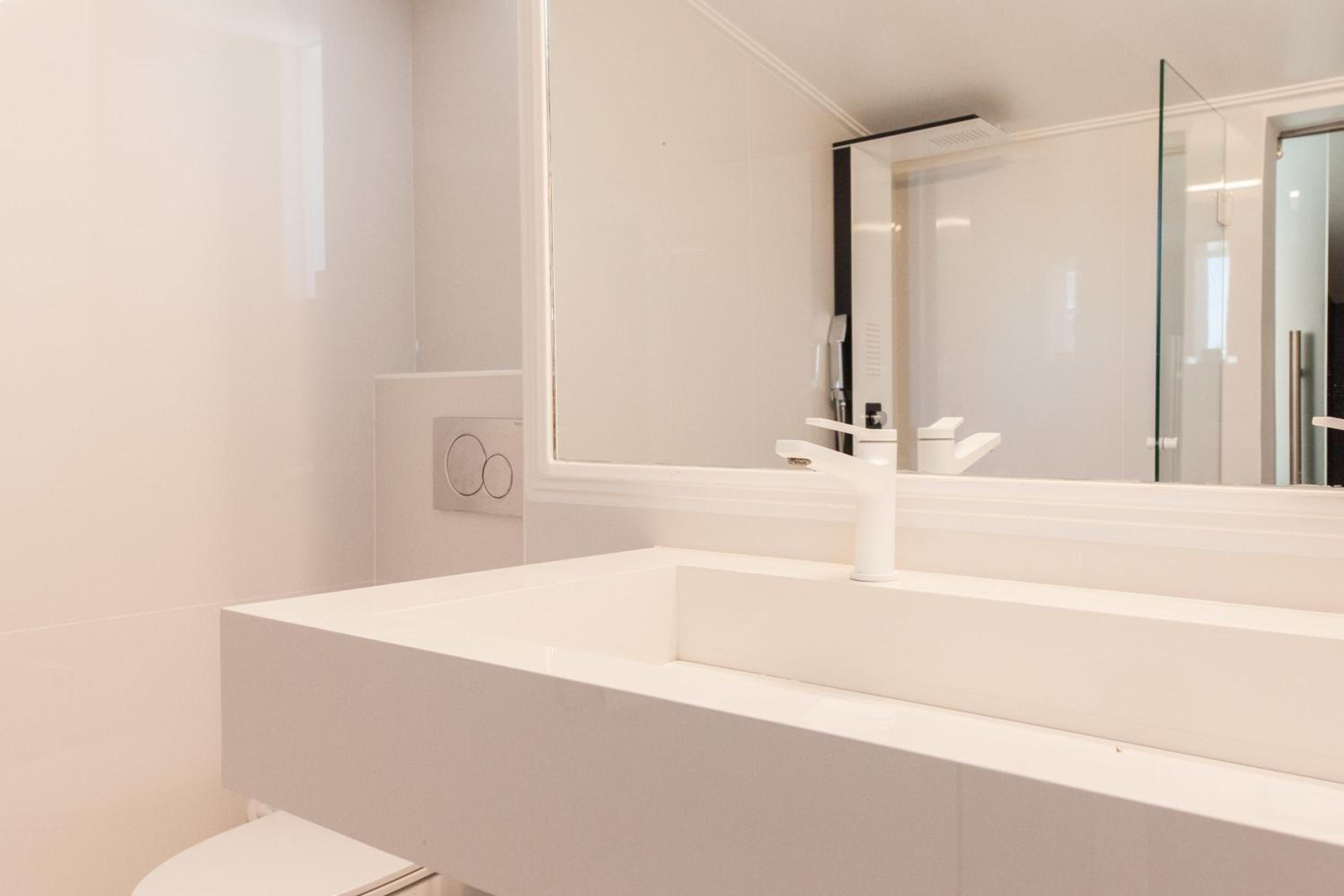 Marousi 2 Bd Modern Luxury Living with Shared Pool