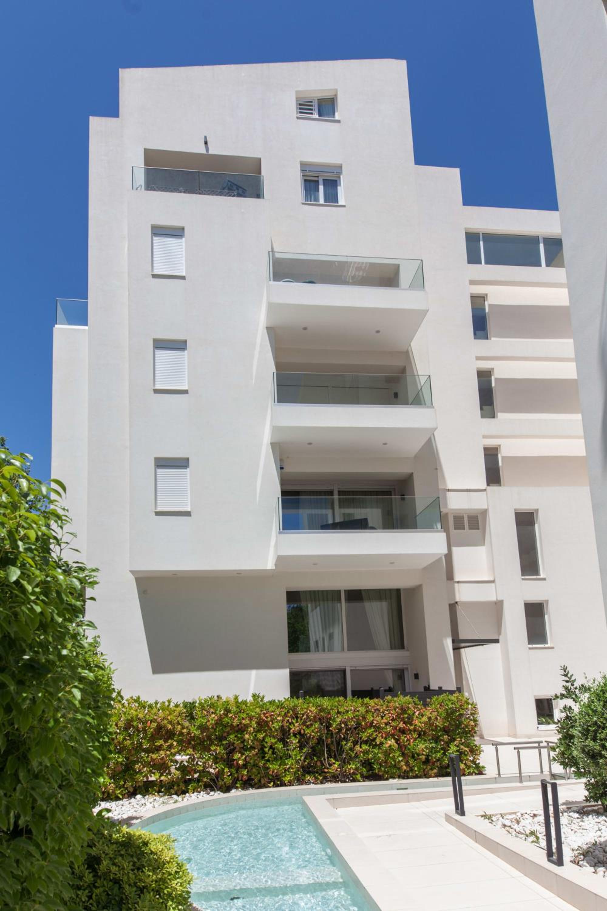 Marousi 2 Bd Modern Luxury Living with Shared Pool