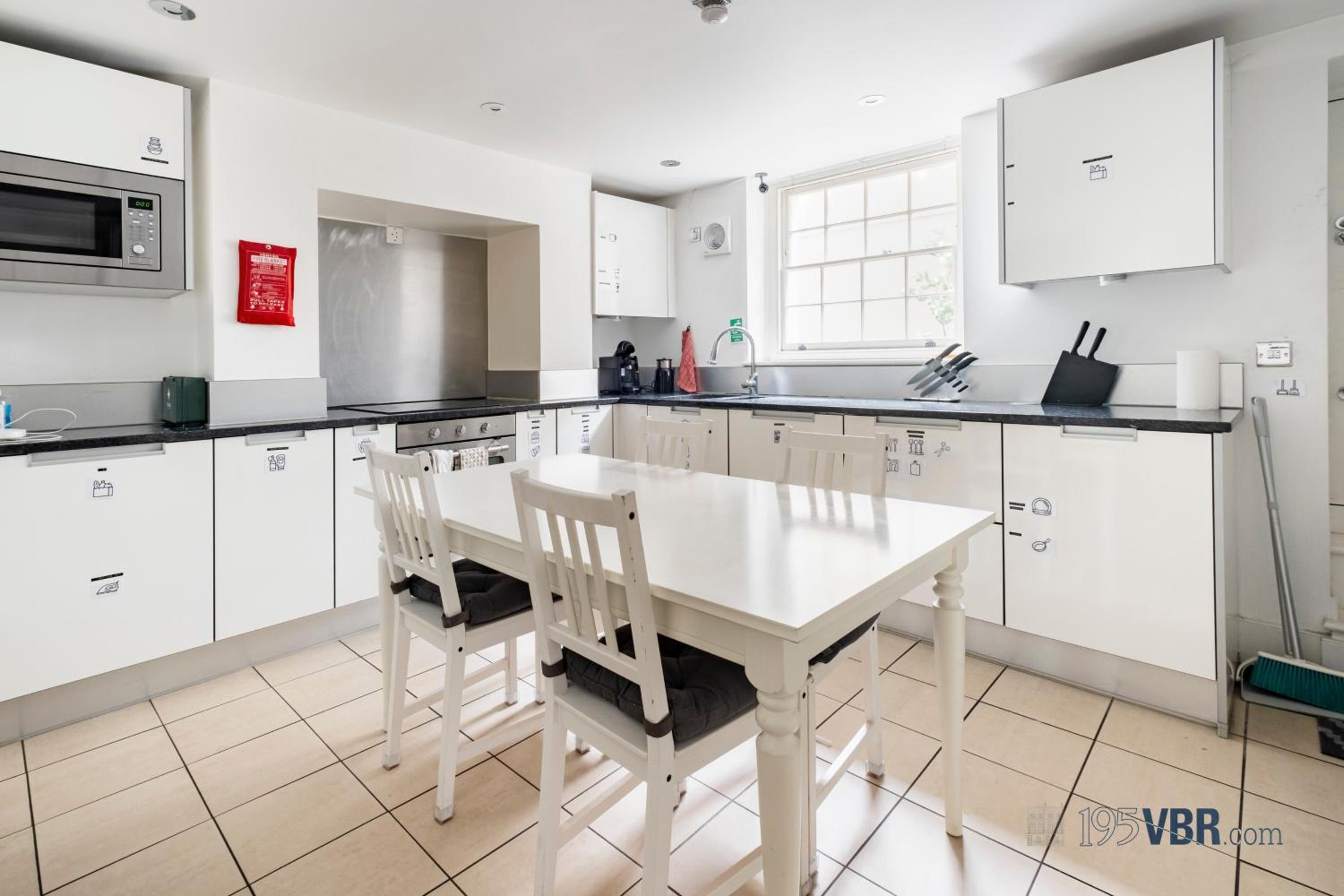 195VBR with private bathrooms, shared kitchen