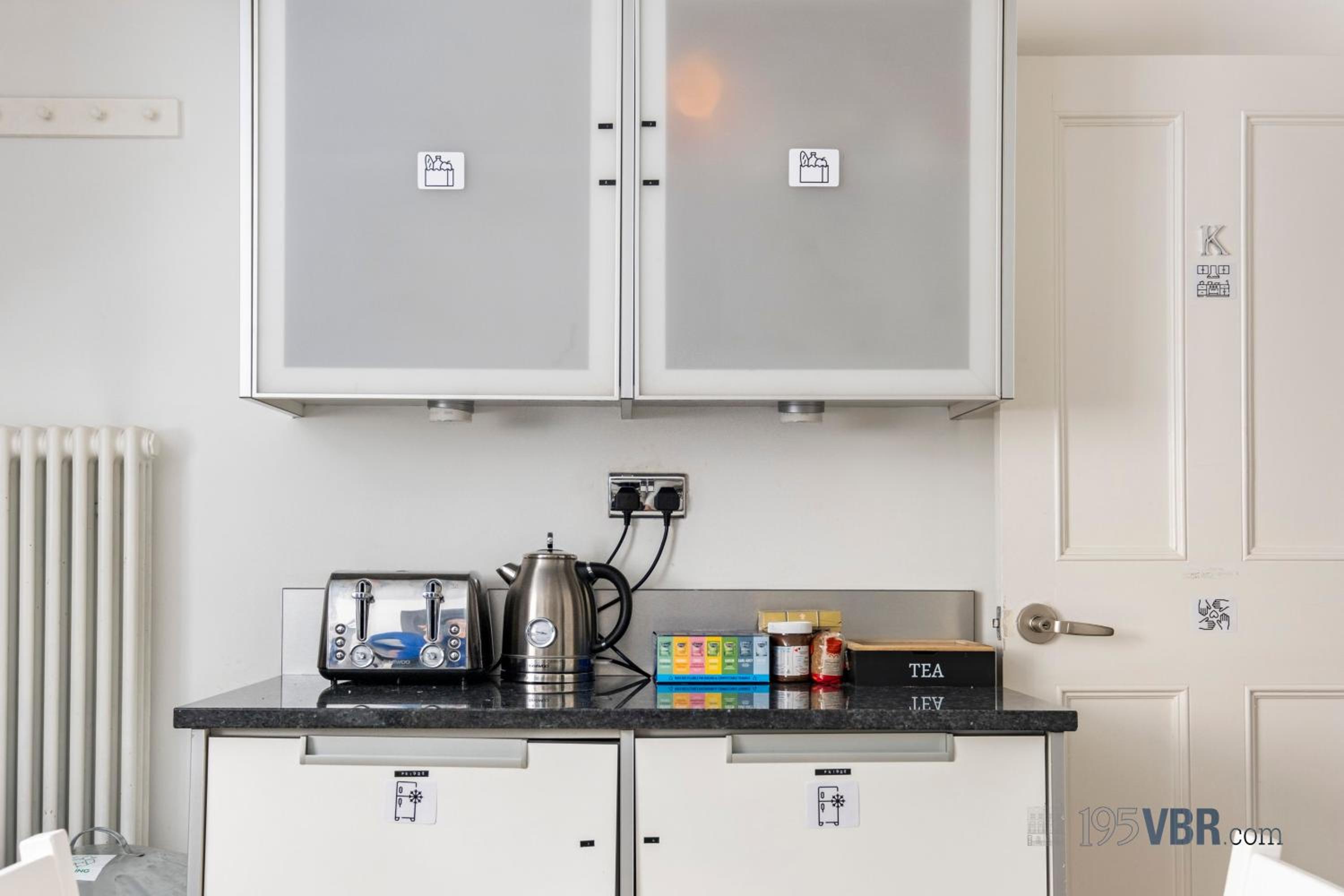 195VBR with private bathrooms, shared kitchen