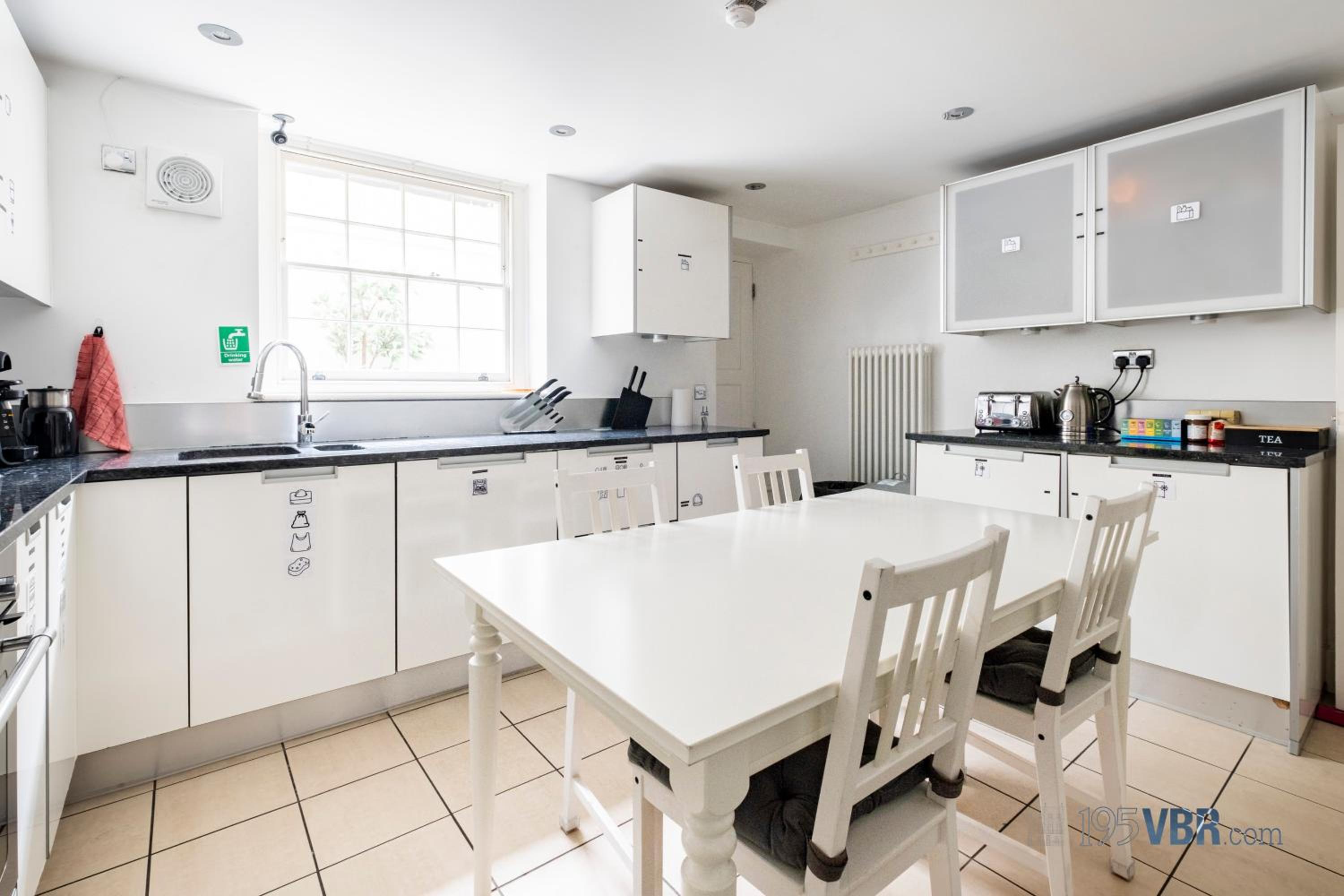 195VBR with private bathrooms, shared kitchen