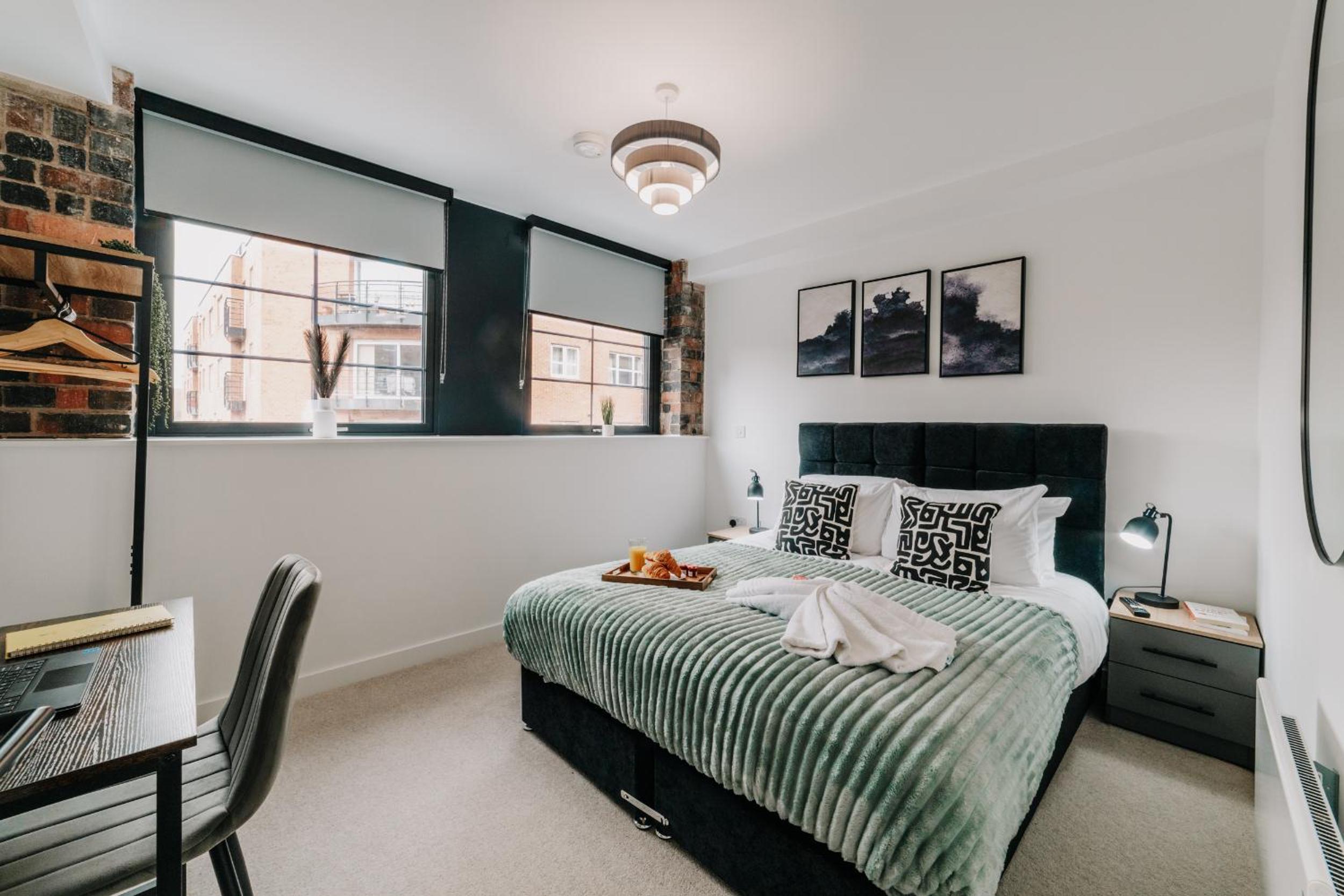 Stunning Grade II City Pad, Families, Contractors, Fast WiFi view 2