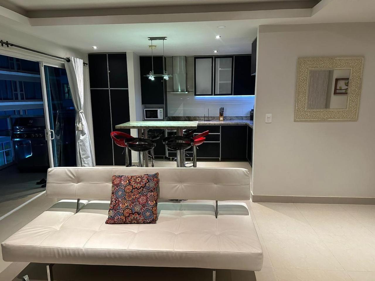 Sunshine 503 Beautiful SeaView 2Beds2bath w AC front Beach